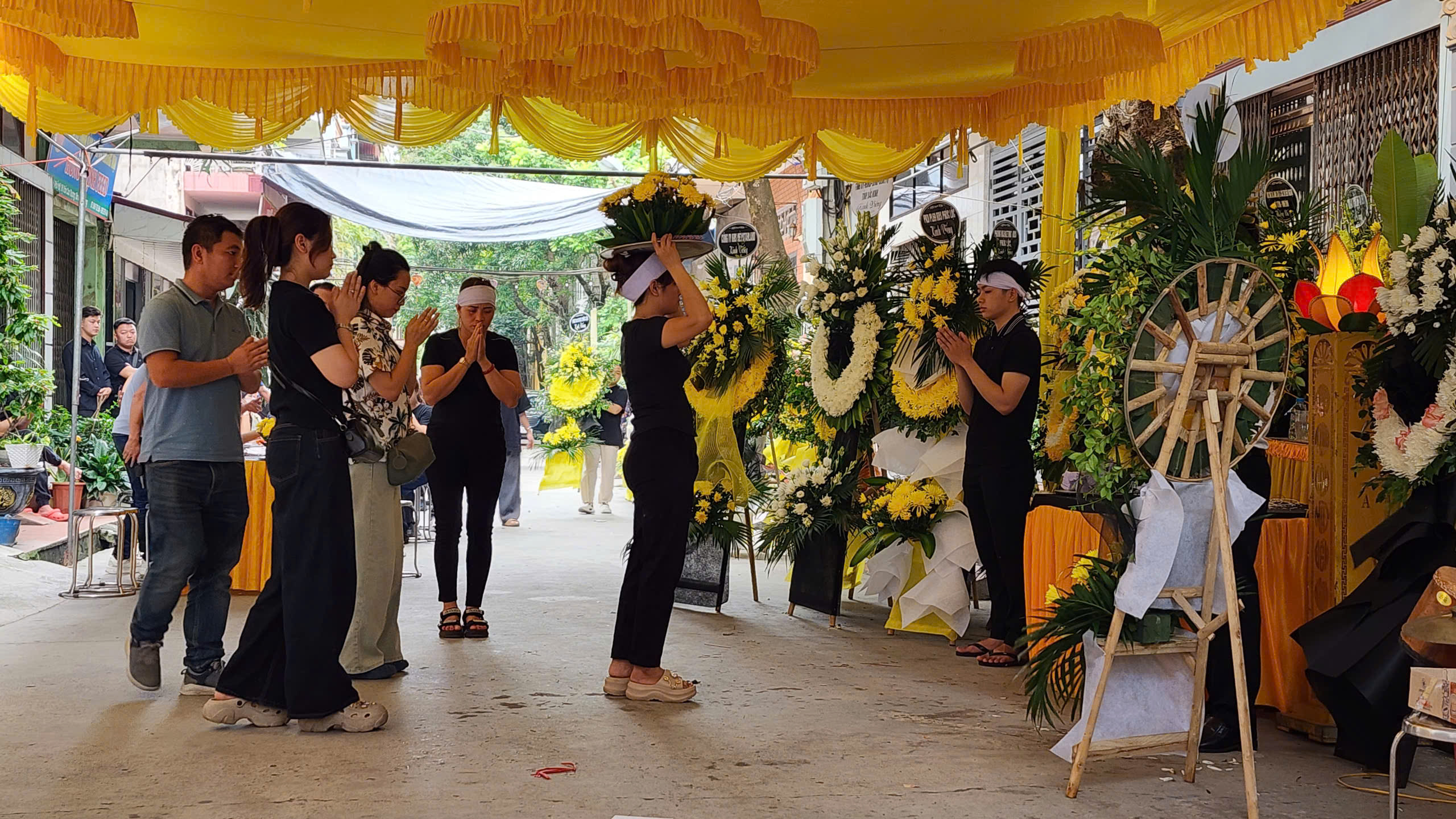 Vụ lật t&agrave;u ở Quảng Ninh: Mẹ gi&agrave; kh&oacute;c nghẹn b&ecirc;n quan t&agrave;i con trai v&agrave; 2 ch&aacute;u- Ảnh 7.