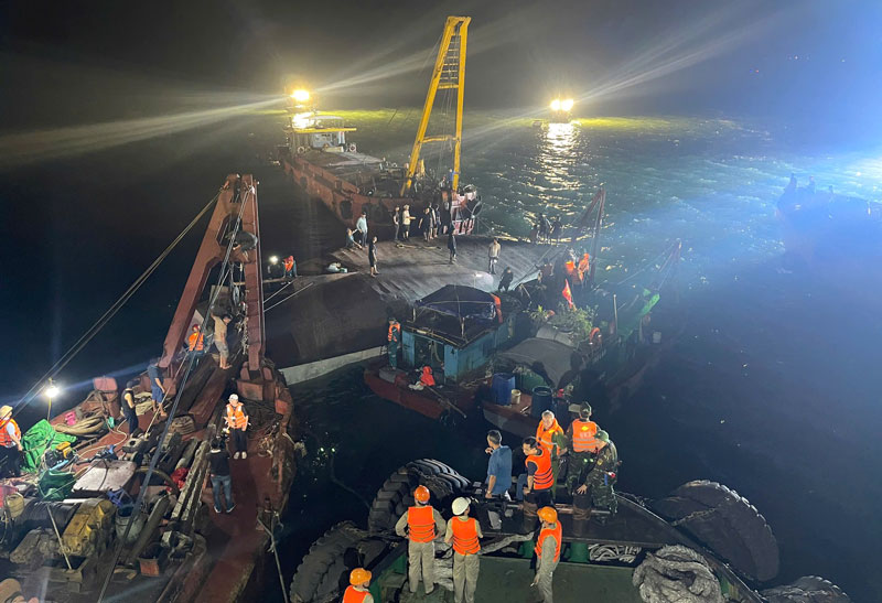 Tổng cộng 4 s&agrave; lan cẩu được điều tới hiện trường để hỗ trợ việc lật t&agrave;u.