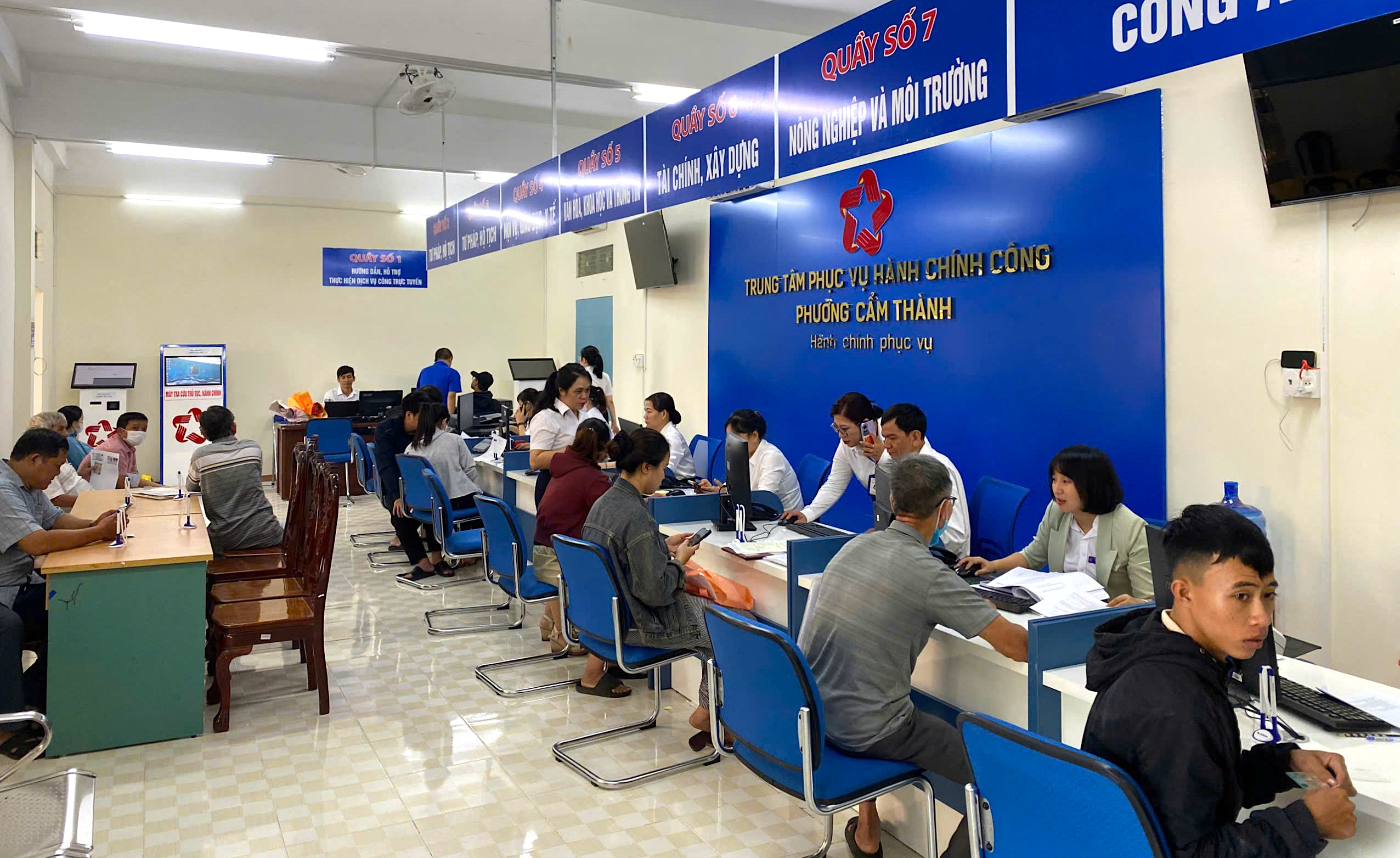 Quảng Ng&atilde;i lập tổ hỗ trợ giải quyết thủ tục h&agrave;nh ch&iacute;nh cho cấp x&atilde;- Ảnh 1.