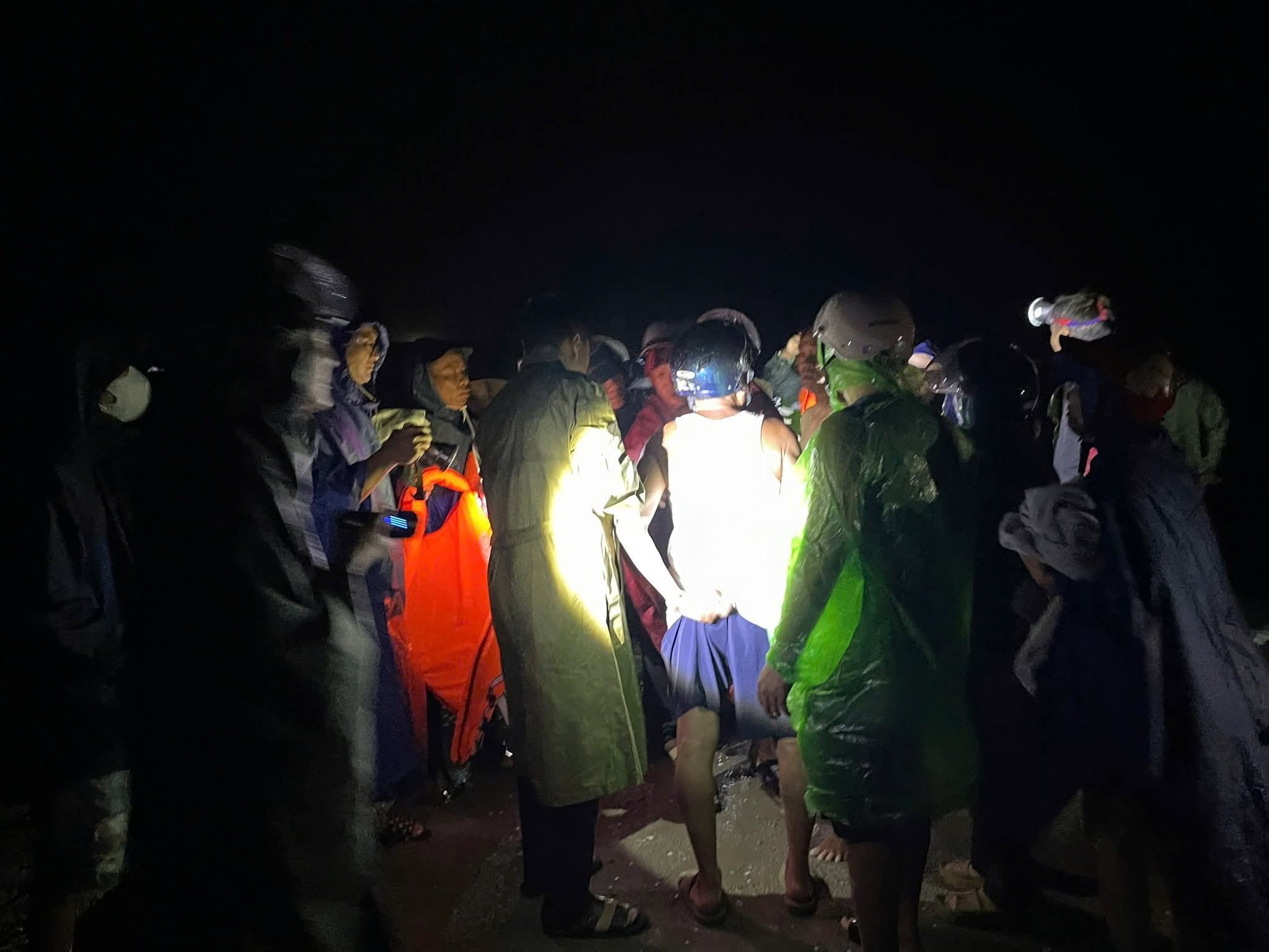 H&agrave; Tĩnh: Cứu 34 người tr&ecirc;n t&agrave;u ch&igrave;m ở biển Thi&ecirc;n Cầm v&agrave;o bờ an to&agrave;n- Ảnh 2.