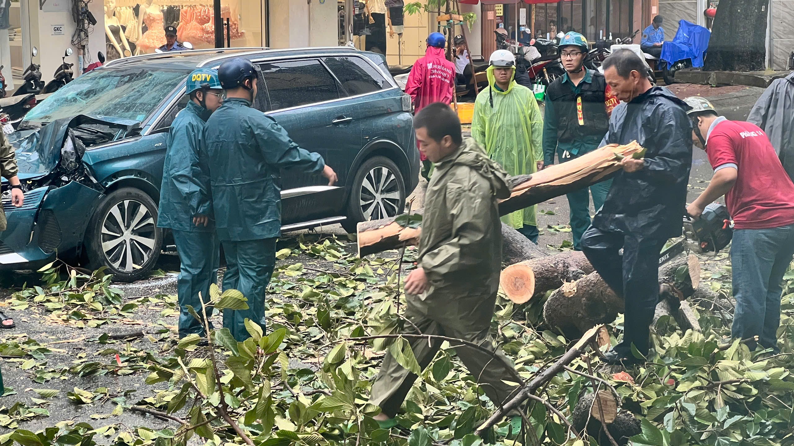Gi&ocirc;ng lốc c&agrave;n qu&eacute;t TP.HCM: Nhiều căn nh&agrave; tốc m&aacute;i, c&acirc;y xanh, cột điện ng&atilde; đổ- Ảnh 4.