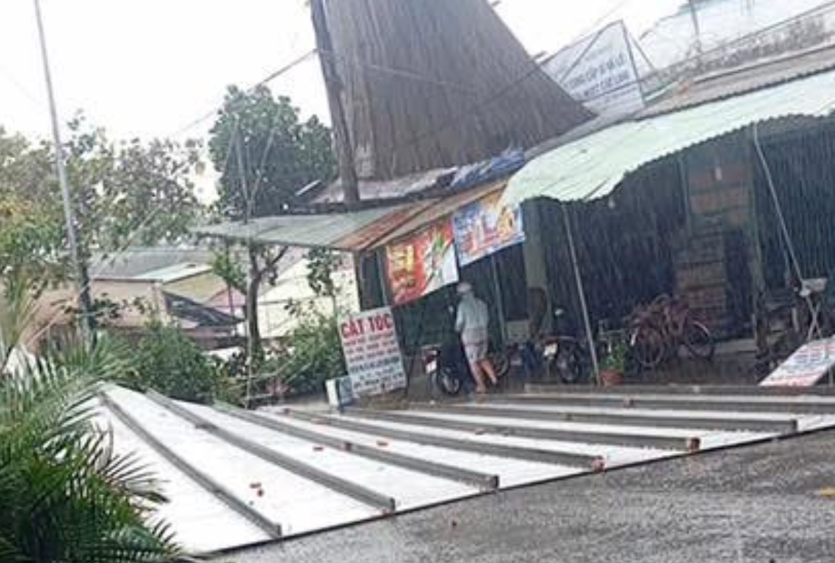 Đồng Nai: Nhiều nh&agrave; d&acirc;n bị tốc m&aacute;i, c&acirc;y đổ đầy đường sau mưa d&ocirc;ng- Ảnh 5.