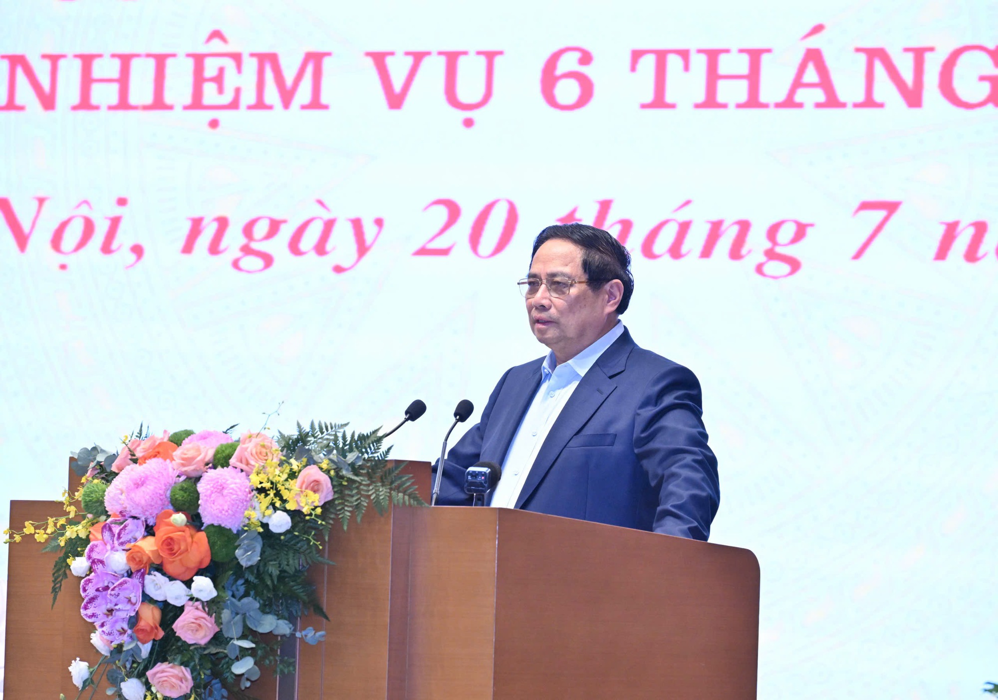 Thủ tướng: Chấn chỉnh t&igrave;nh trạng "c&ograve; giấy tờ", đẩy mạnh cung cấp dịch vụ c&ocirc;ng trực tuyến- Ảnh 1.