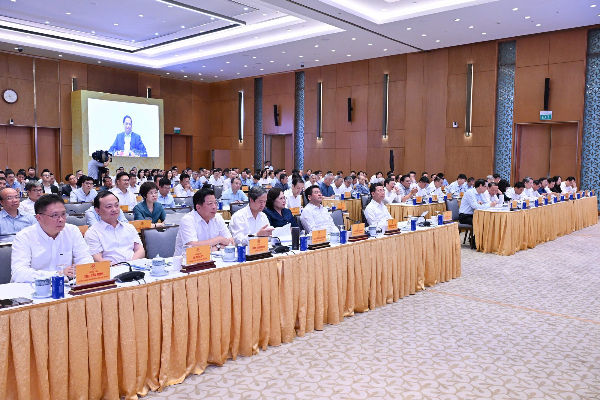 Thủ tướng: Chấn chỉnh t&igrave;nh trạng "c&ograve; giấy tờ", đẩy mạnh cung cấp dịch vụ c&ocirc;ng trực tuyến- Ảnh 2.