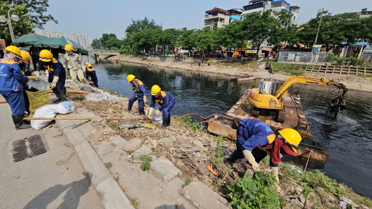 Hà Nội đồng loạt chỉnh trang đô thị hướng tới Lễ kỷ niệm 80 năm Quốc khánh 2/9- Ảnh 5. Hà Nội đồng loạt chỉnh trang đô thị hướng tới Lễ kỷ niệm 80 năm Quốc khánh 2/9- Ảnh 5.