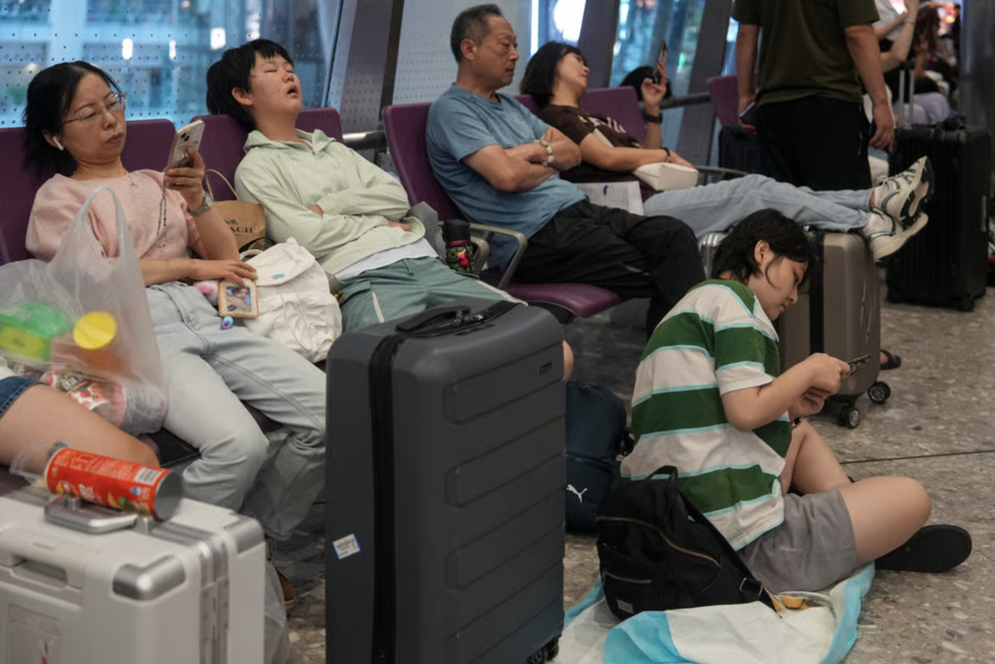 Bão Wipha đổ bộ, Hong Kong (Trung Quốc) phát cảnh báo bão cấp cao nhất- Ảnh 3. Bão Wipha đổ bộ, Hong Kong (Trung Quốc) phát cảnh báo bão cấp cao nhất- Ảnh 3.