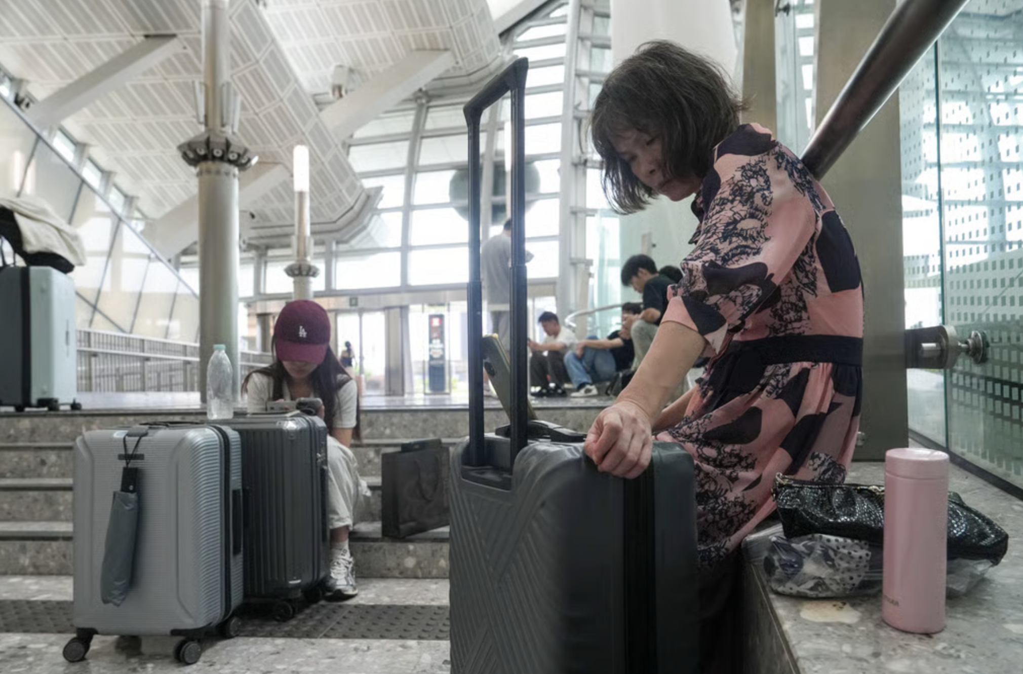 Bão Wipha đổ bộ, Hong Kong (Trung Quốc) phát cảnh báo bão cấp cao nhất- Ảnh 4. Bão Wipha đổ bộ, Hong Kong (Trung Quốc) phát cảnh báo bão cấp cao nhất- Ảnh 4.