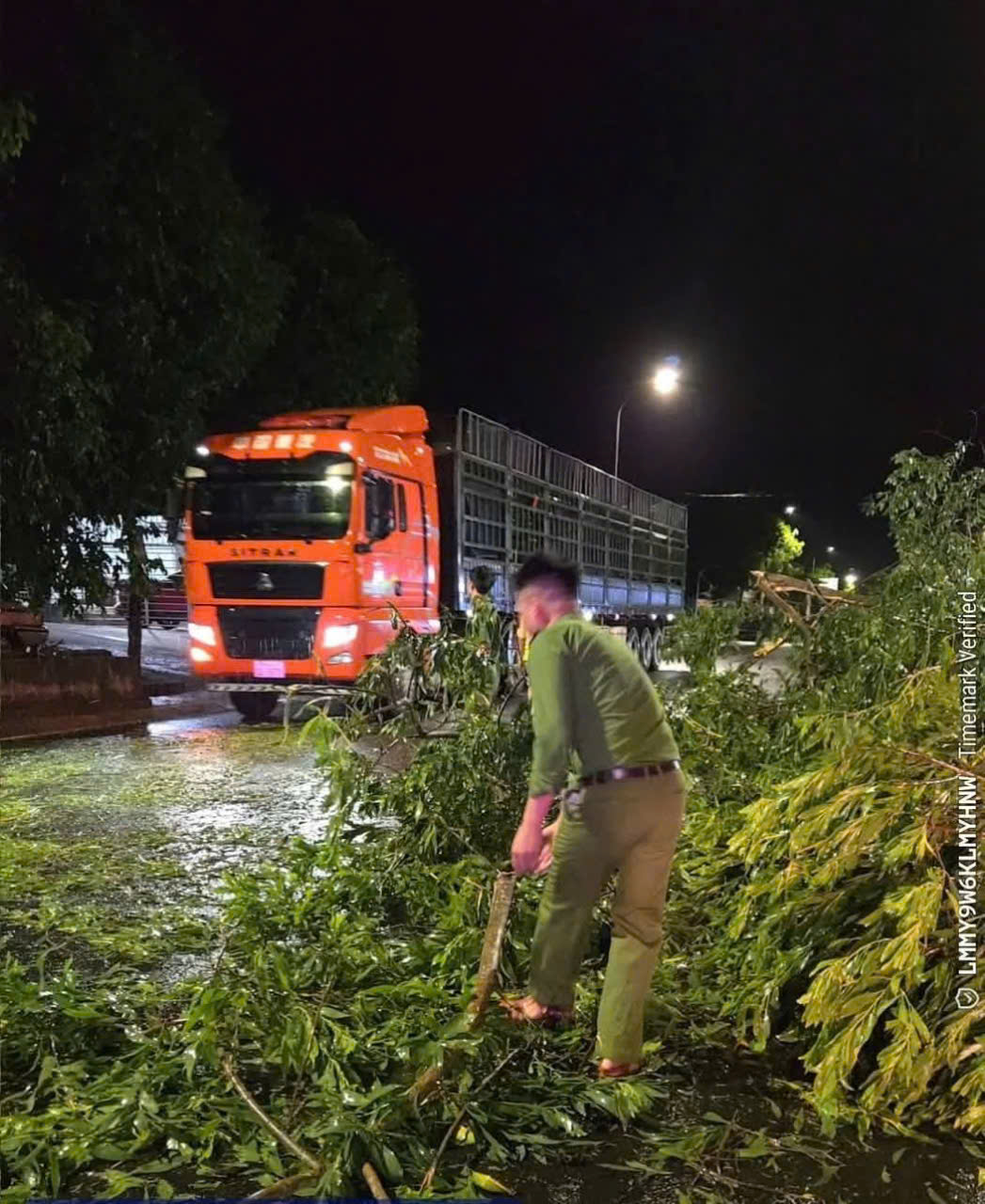 Hà Tĩnh: Kịp thời khắc phục trường học, nhà dân bị tốc mái do lốc xoáy- Ảnh 3. Hà Tĩnh: Kịp thời khắc phục trường học, nhà dân bị tốc mái do lốc xoáy- Ảnh 3.