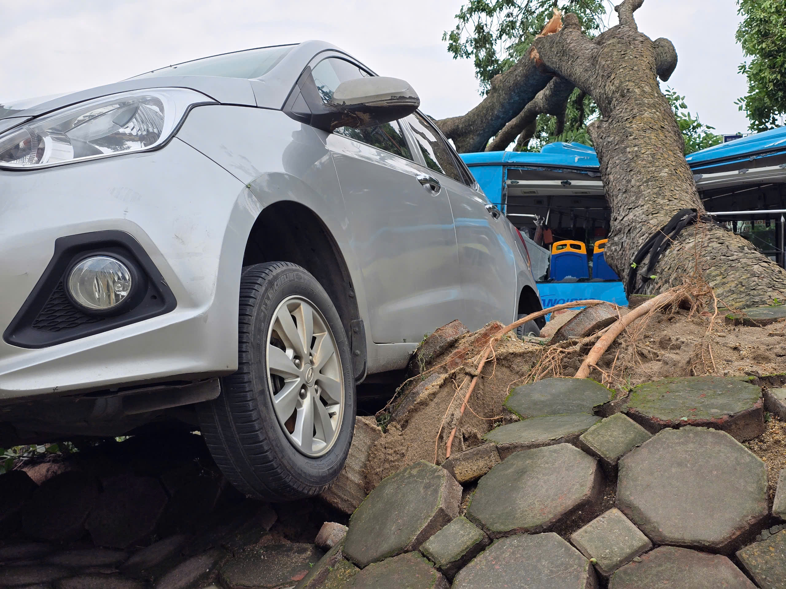 H&agrave; Nội: Khẩn trương khắc phục hậu quả sau gi&ocirc;ng lốc, giải cứu &ocirc; t&ocirc;, xe bu&yacute;t mắc kẹt- Ảnh 9.