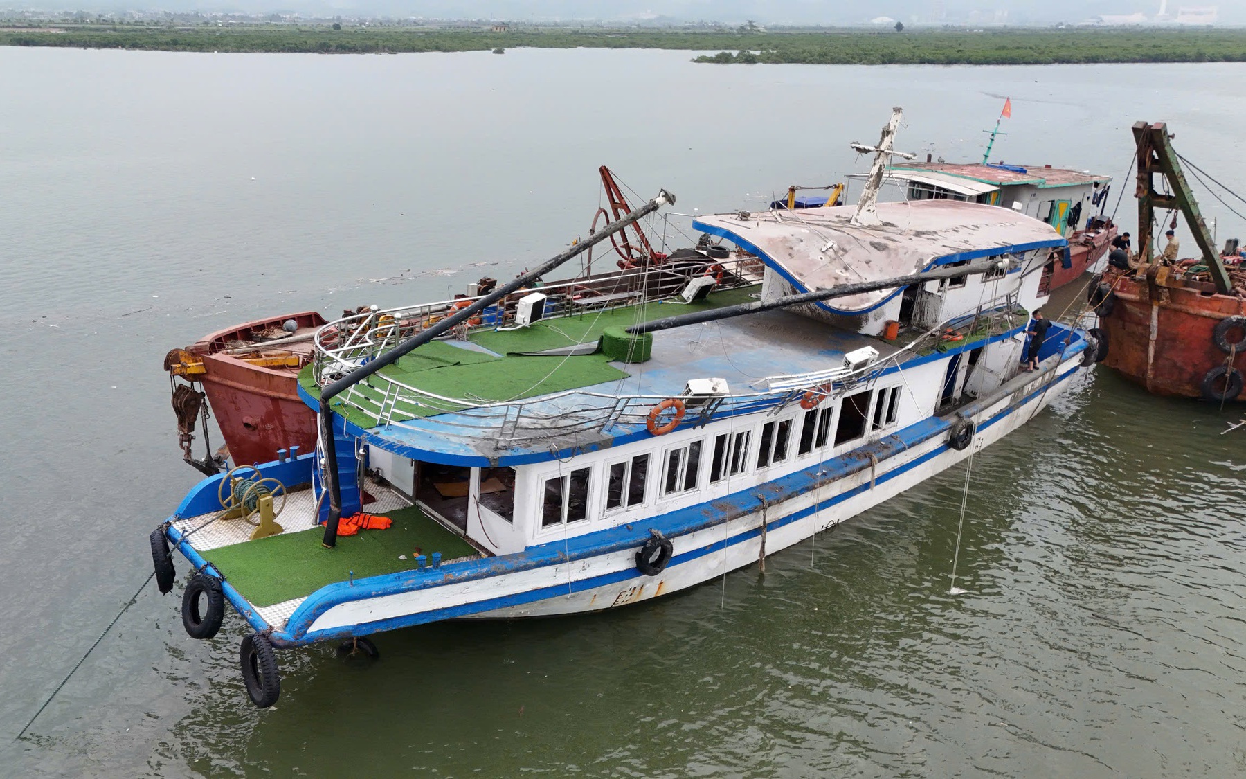Họp b&aacute;o vụ lật t&agrave;u du lịch ở Hạ Long: T&igrave;m nạn nh&acirc;n mất t&iacute;ch trước khi b&atilde;o đổ bộ