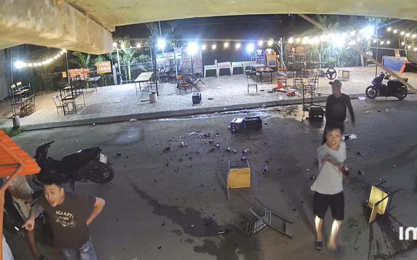 Gia Lai: Khởi tố nam thanh niên lái ô tô tông chết người do mâu thuẫn trong lúc nhậu- Ảnh 2. Gia Lai: Nhóm thanh niên mang hung khí đi ăn nhậu, quỵt tiền rồi phá quán