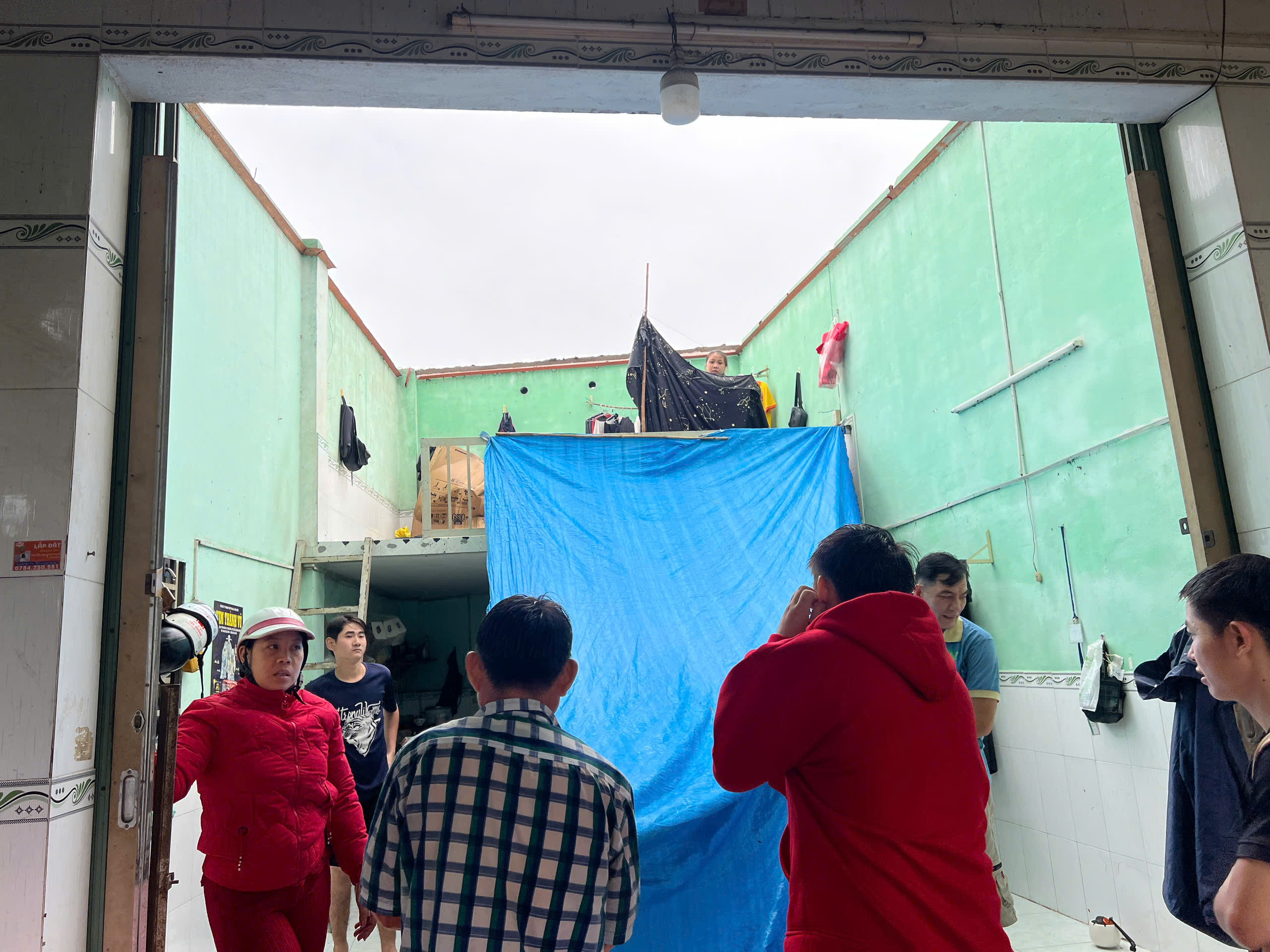 Gi&ocirc;ng lốc c&agrave;n qu&eacute;t TP.HCM: Nhiều căn nh&agrave; tốc m&aacute;i, c&acirc;y xanh, cột điện ng&atilde; đổ- Ảnh 5.