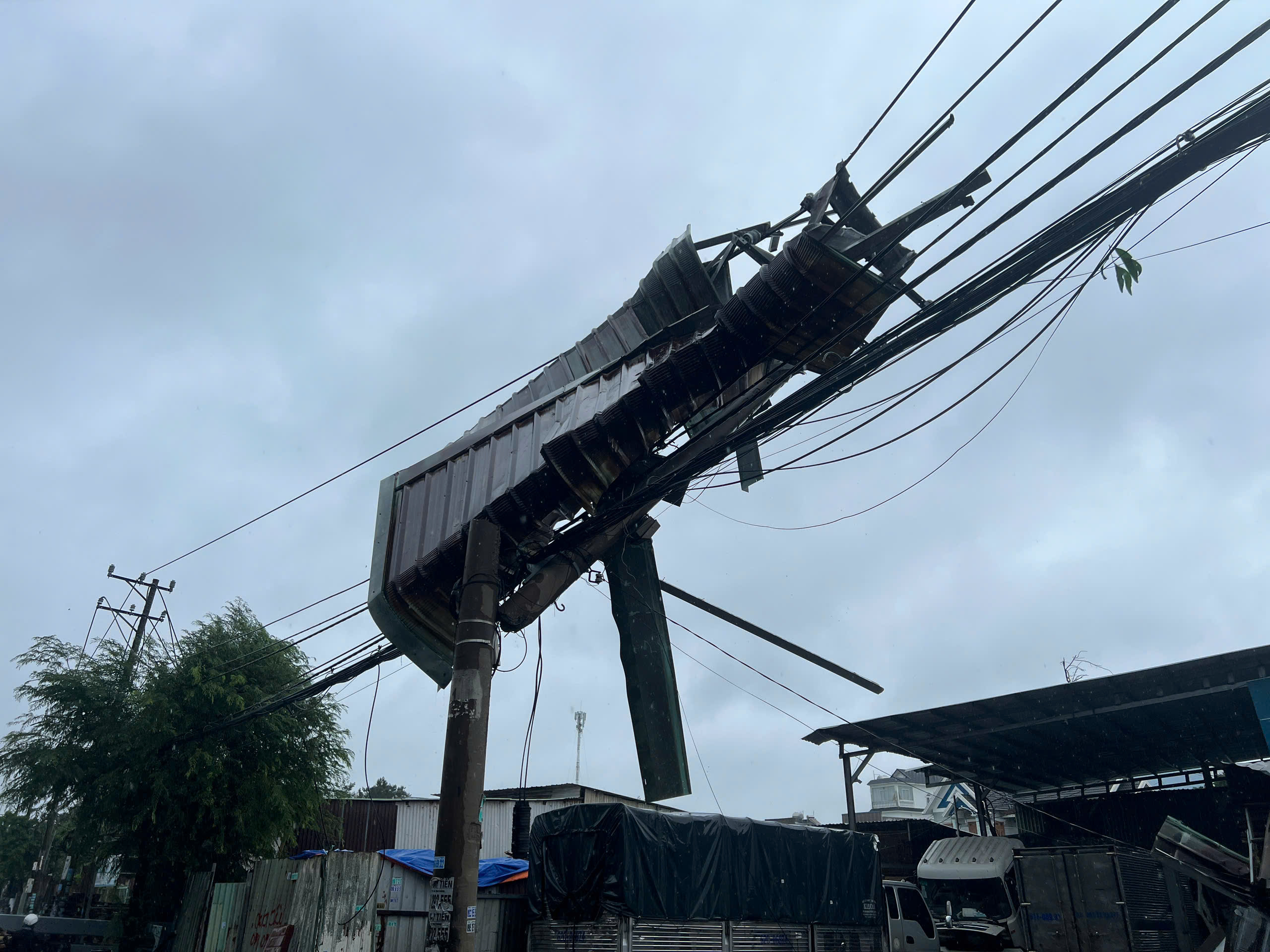 Gi&ocirc;ng lốc c&agrave;n qu&eacute;t TP.HCM: Nhiều căn nh&agrave; tốc m&aacute;i, c&acirc;y xanh, cột điện ng&atilde; đổ- Ảnh 7.