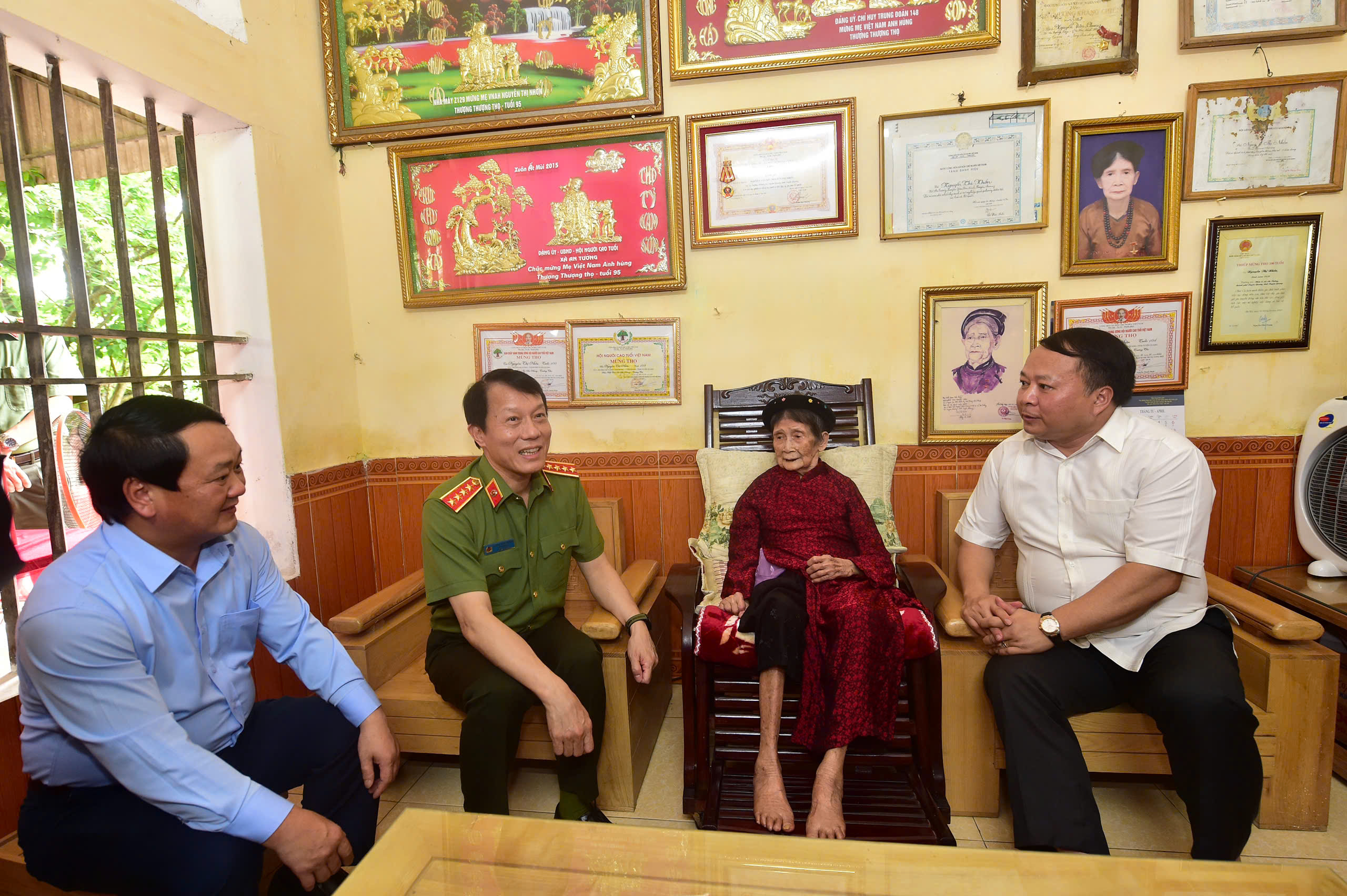 Bộ trưởng Bộ C&ocirc;ng an thăm, tặng qu&agrave; gia đ&igrave;nh ch&iacute;nh s&aacute;ch ở Tuy&ecirc;n Quang- Ảnh 1.