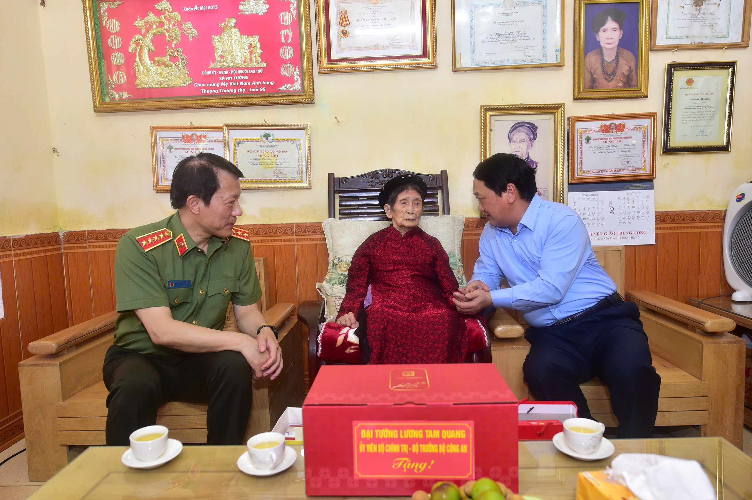 Bộ trưởng Bộ C&ocirc;ng an thăm, tặng qu&agrave; gia đ&igrave;nh ch&iacute;nh s&aacute;ch ở Tuy&ecirc;n Quang- Ảnh 2.