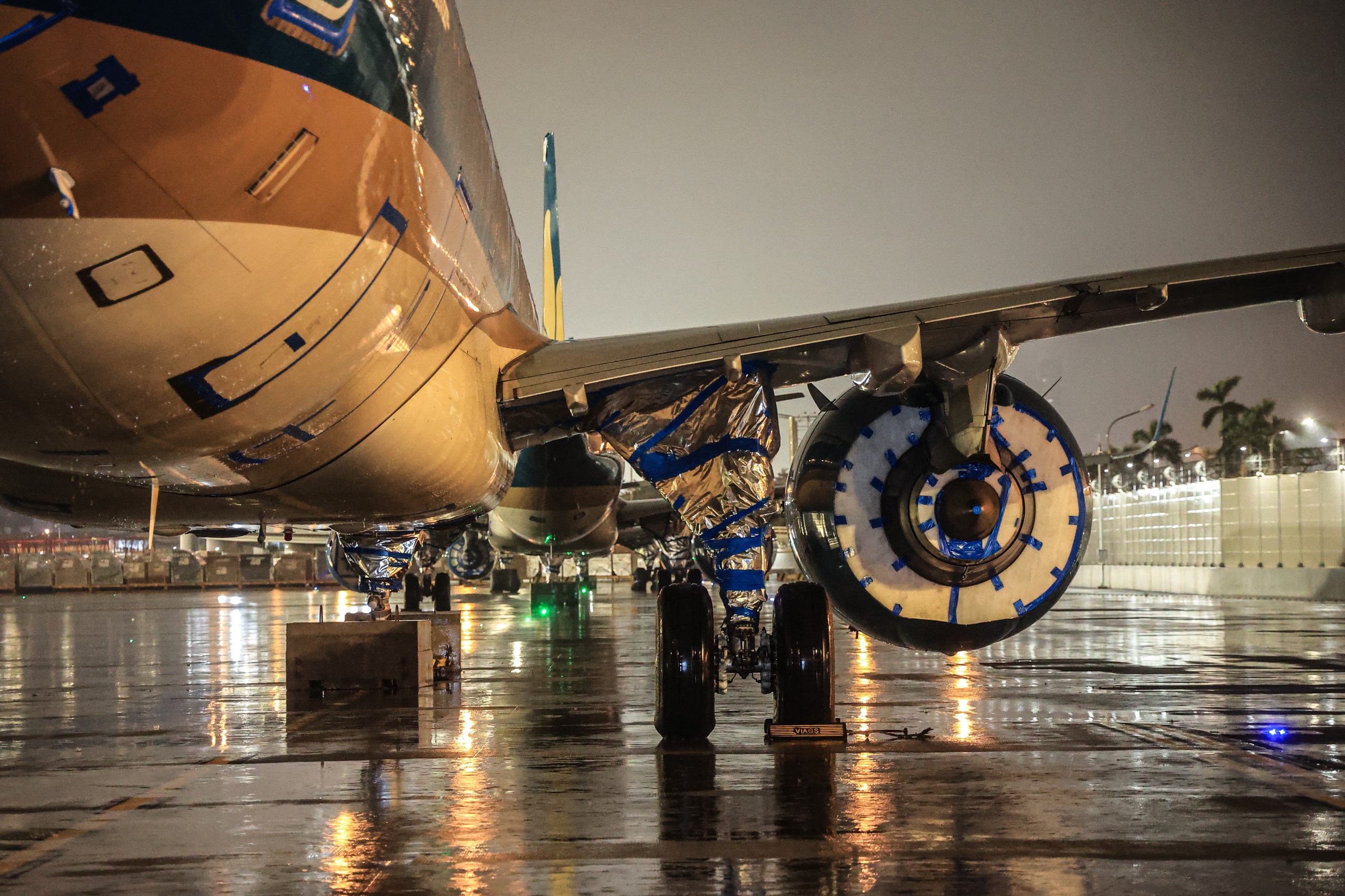 Cận cảnh t&agrave;u bay được chằng n&eacute;o ở Nội B&agrave;i trước b&atilde;o số 3- Ảnh 7.