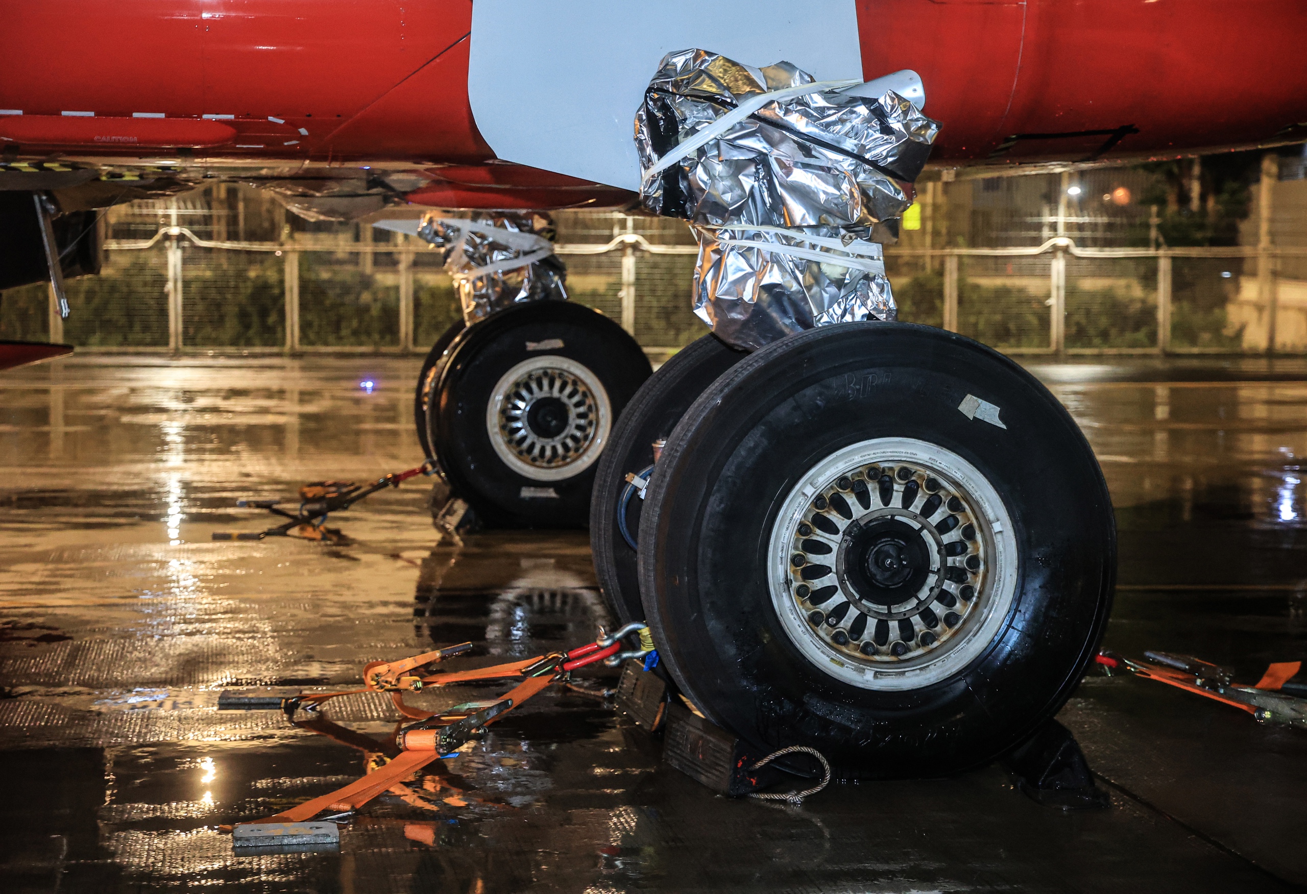 Cận cảnh t&agrave;u bay được chằng n&eacute;o ở Nội B&agrave;i trước b&atilde;o số 3- Ảnh 5.