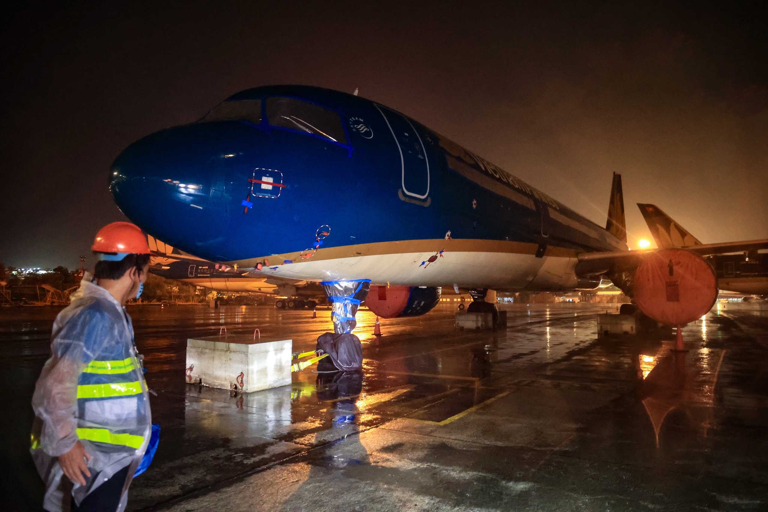 Cận cảnh t&agrave;u bay được chằng n&eacute;o ở Nội B&agrave;i trước b&atilde;o số 3- Ảnh 1.