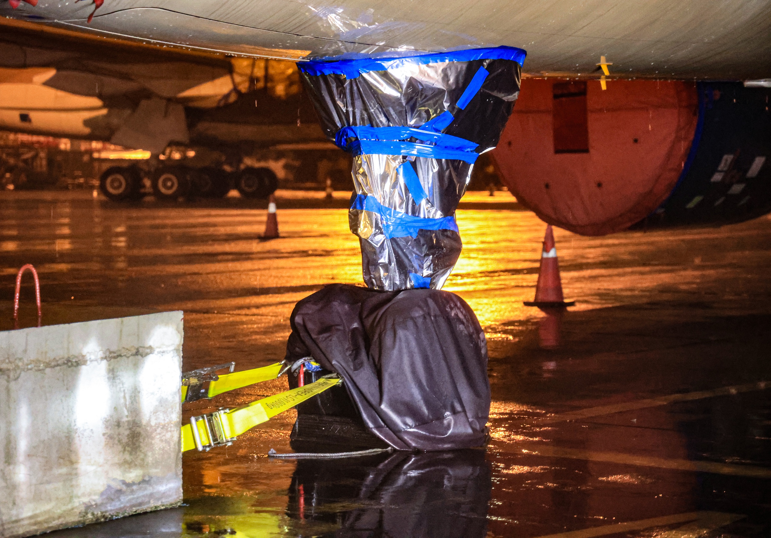 Cận cảnh t&agrave;u bay được chằng n&eacute;o ở Nội B&agrave;i trước b&atilde;o số 3- Ảnh 2.