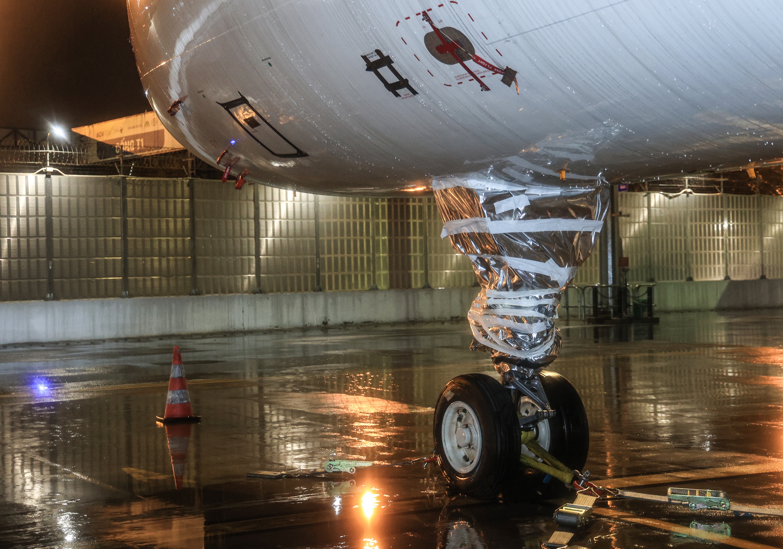 Cận cảnh t&agrave;u bay được chằng n&eacute;o ở Nội B&agrave;i trước b&atilde;o số 3- Ảnh 8.