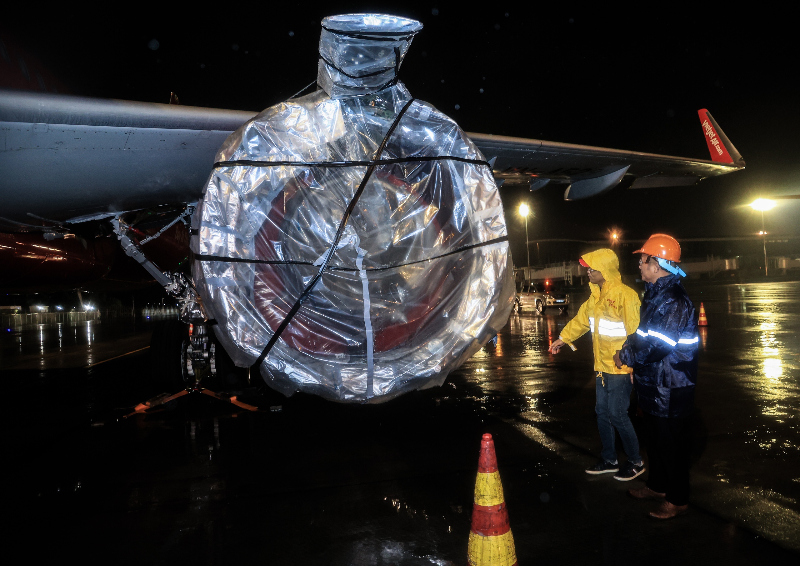 Cận cảnh t&agrave;u bay được chằng n&eacute;o ở Nội B&agrave;i trước b&atilde;o số 3- Ảnh 4.