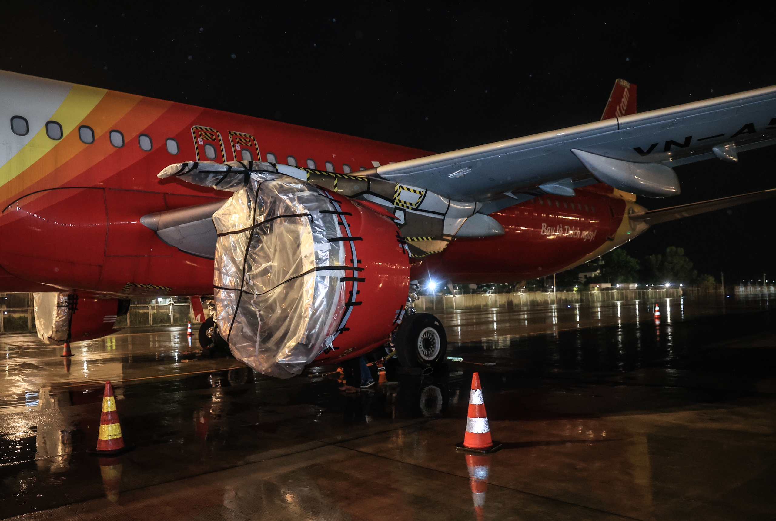 Cận cảnh t&agrave;u bay được chằng n&eacute;o ở Nội B&agrave;i trước b&atilde;o số 3- Ảnh 3.