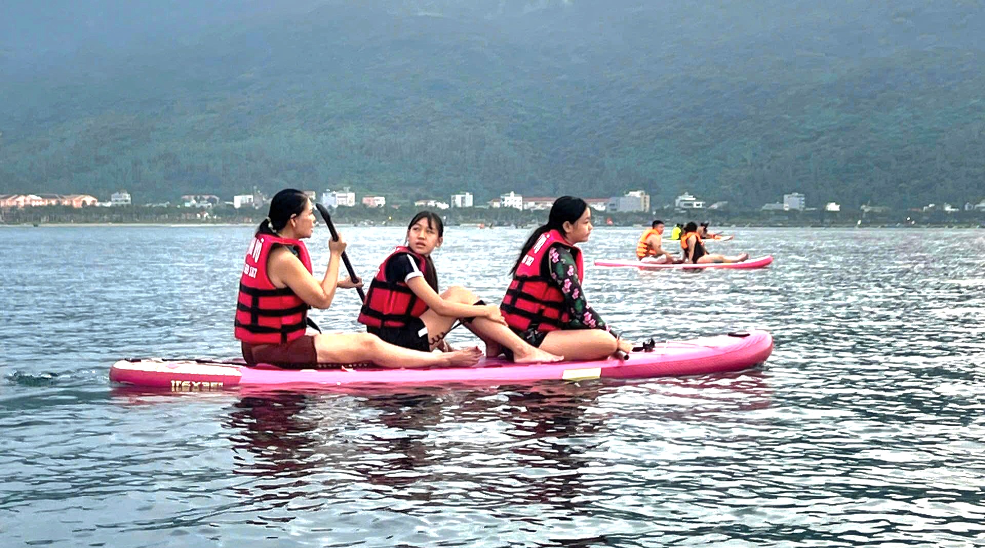 Đ&agrave; Nẵng khuyến c&aacute;o g&igrave; khi ch&egrave;o SUP tại c&aacute;c b&atilde;i biển du lịch?- Ảnh 1.