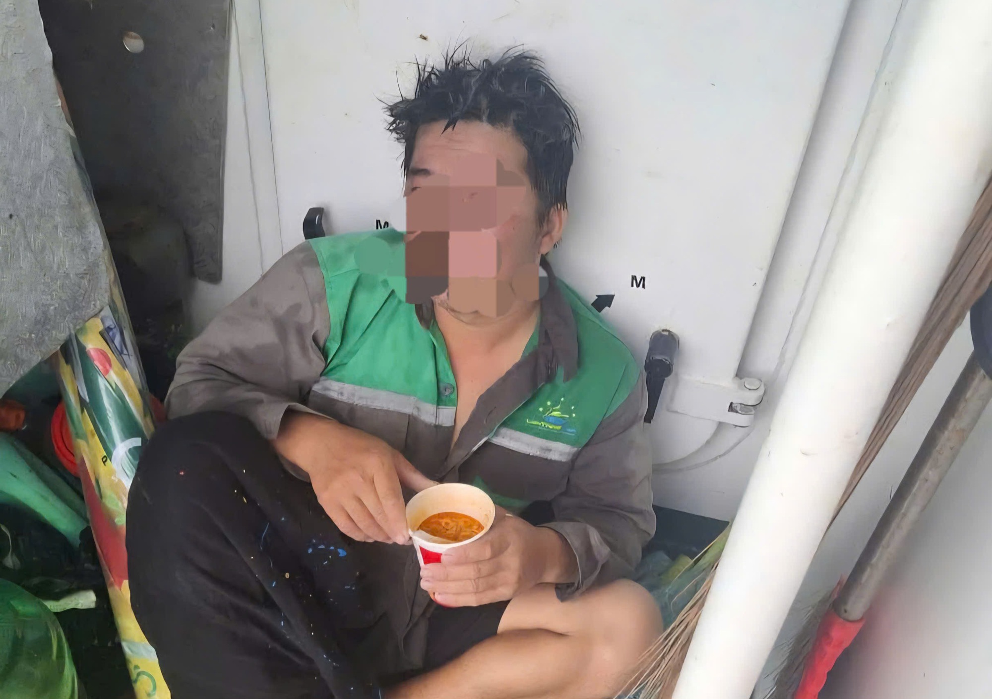 An Giang: T&agrave;u chở kh&aacute;ch từ H&ograve;n Sơn về Rạch Gi&aacute; cứu một ngư d&acirc;n tr&ocirc;i dạt tr&ecirc;n biển- Ảnh 1.