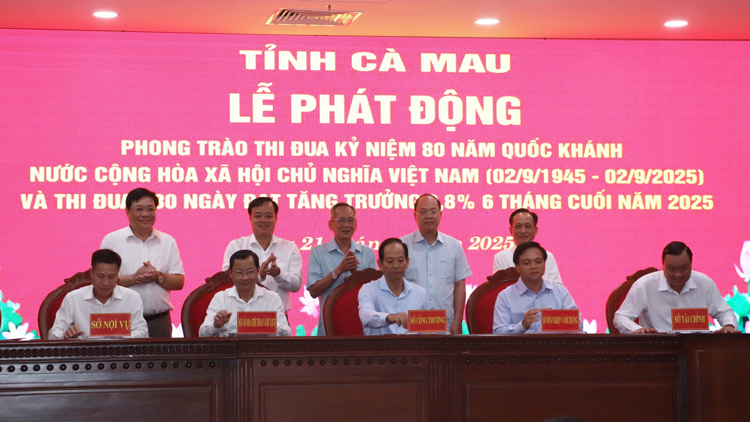 Cà Mau quyết tâm tạo đột phá tăng trưởng 8,8% 6 tháng cuối năm 2025- Ảnh 2. Cà Mau quyết tâm tạo đột phá tăng trưởng 8,8% 6 tháng cuối năm 2025- Ảnh 2.