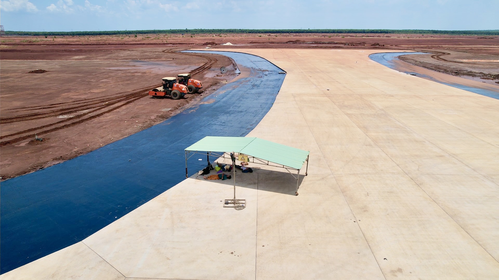 Những bữa cơm, giấc ngủ vội giữa đại c&ocirc;ng trường s&acirc;n bay Long Th&agrave;nh- Ảnh 8.