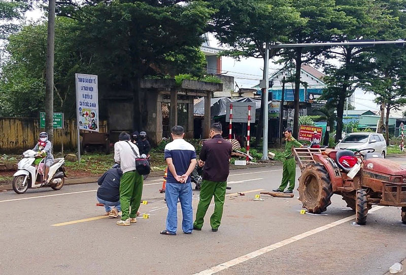 Lực lượng chức năng kh&aacute;m nghiệm hiện trường vụ tai nạn - Ảnh: Nam L&ecirc;.
