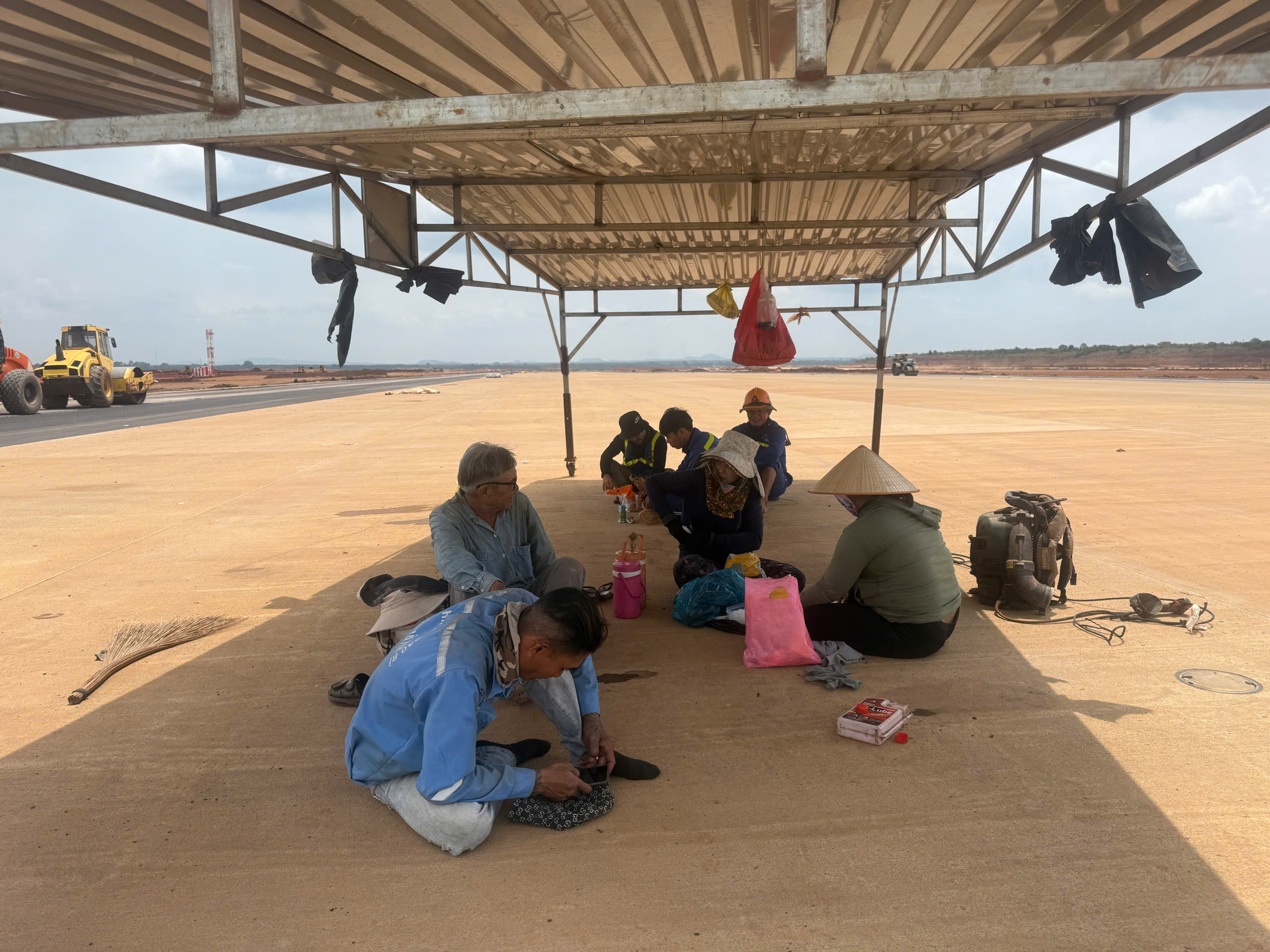 Những bữa cơm, giấc ngủ vội giữa đại c&ocirc;ng trường s&acirc;n bay Long Th&agrave;nh- Ảnh 9.