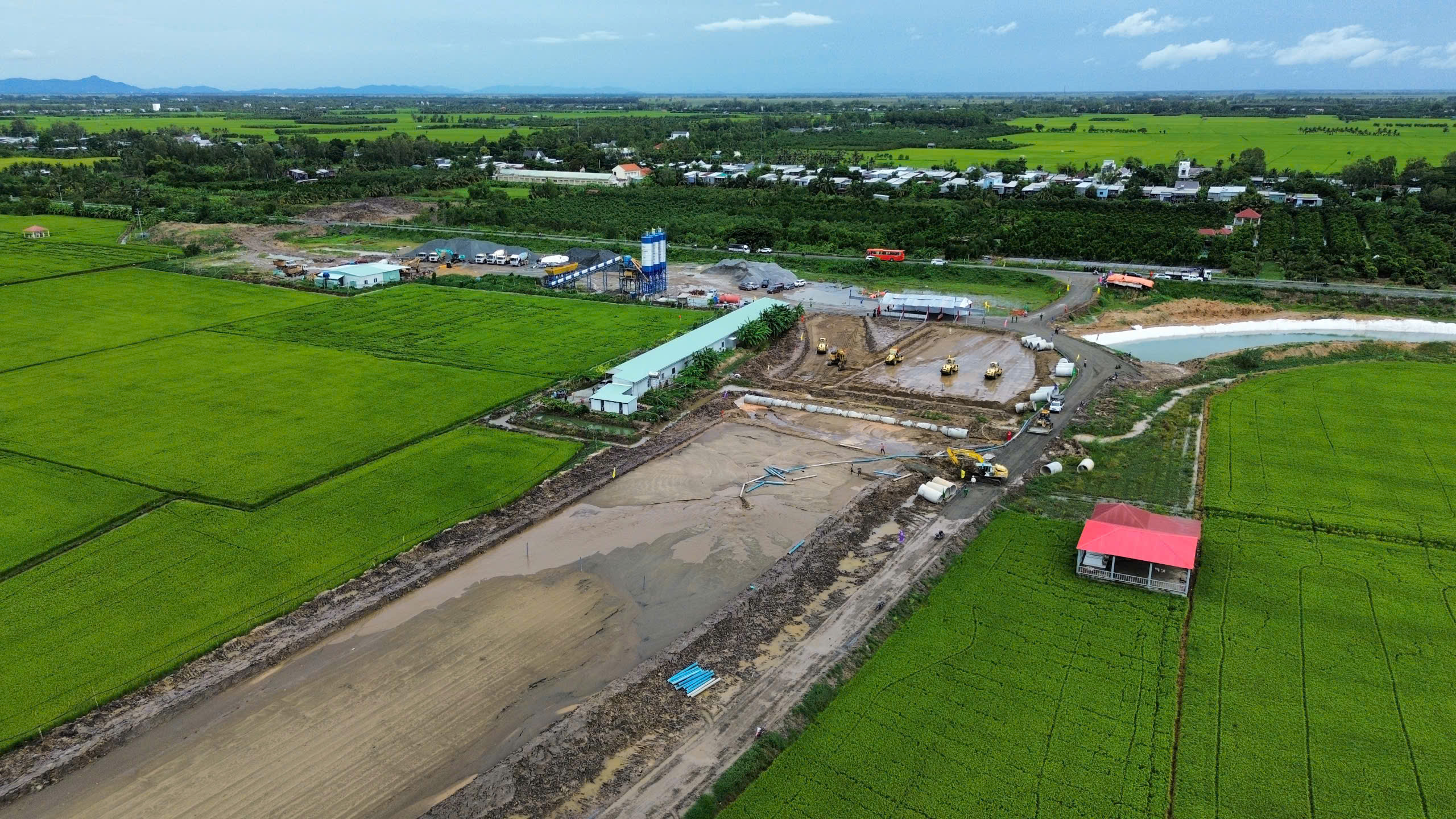 Thủ tướng: Thông xe cao tốc Châu Đốc - Cần Thơ - Sóc Trăng tạo không gian phát triển mới- Ảnh 10. Thủ tướng: Thông xe cao tốc Châu Đốc - Cần Thơ - Sóc Trăng tạo không gian phát triển mới- Ảnh 10.