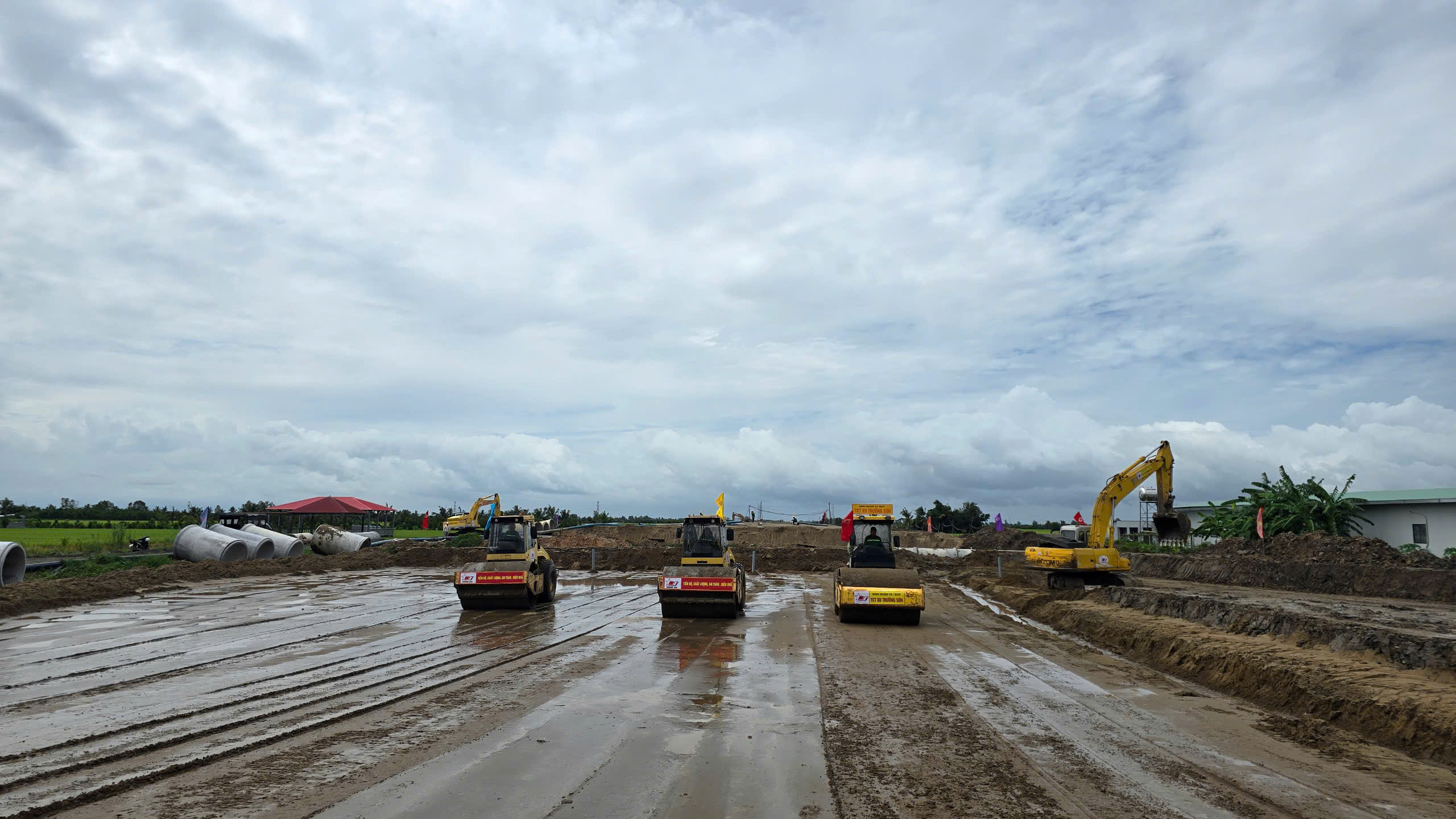 Thủ tướng: Thông xe cao tốc Châu Đốc - Cần Thơ - Sóc Trăng tạo không gian phát triển mới- Ảnh 6. Thủ tướng: Thông xe cao tốc Châu Đốc - Cần Thơ - Sóc Trăng tạo không gian phát triển mới- Ảnh 6.