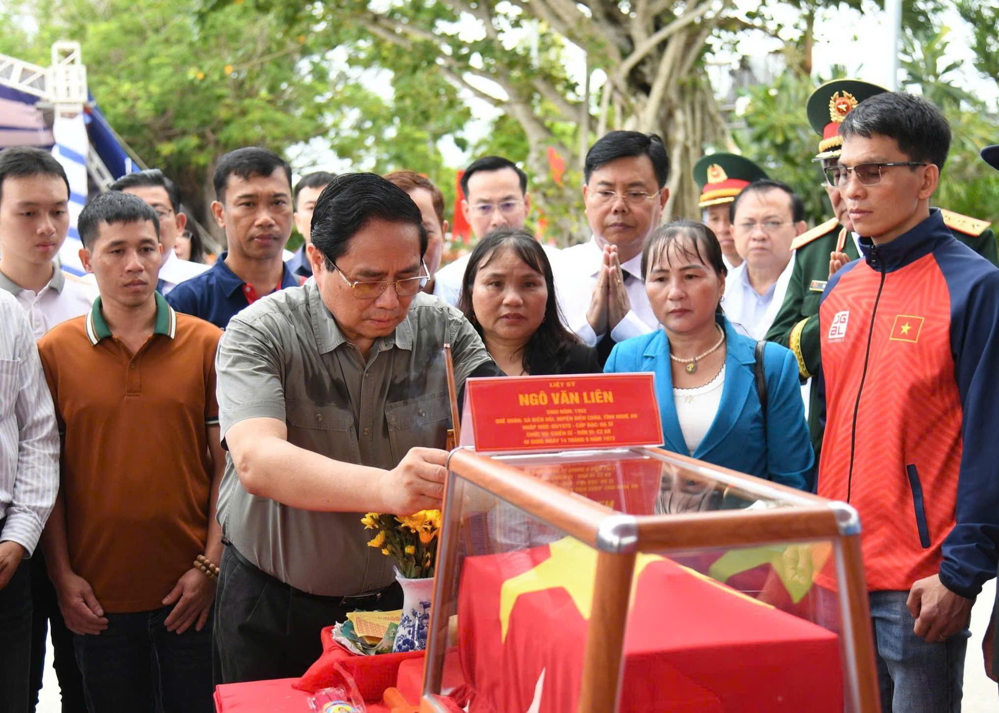 Thủ tướng Phạm Minh Ch&iacute;nh dự lễ truy điệu, an t&aacute;ng h&agrave;i cốt liệt sĩ tại An Giang- Ảnh 2.
