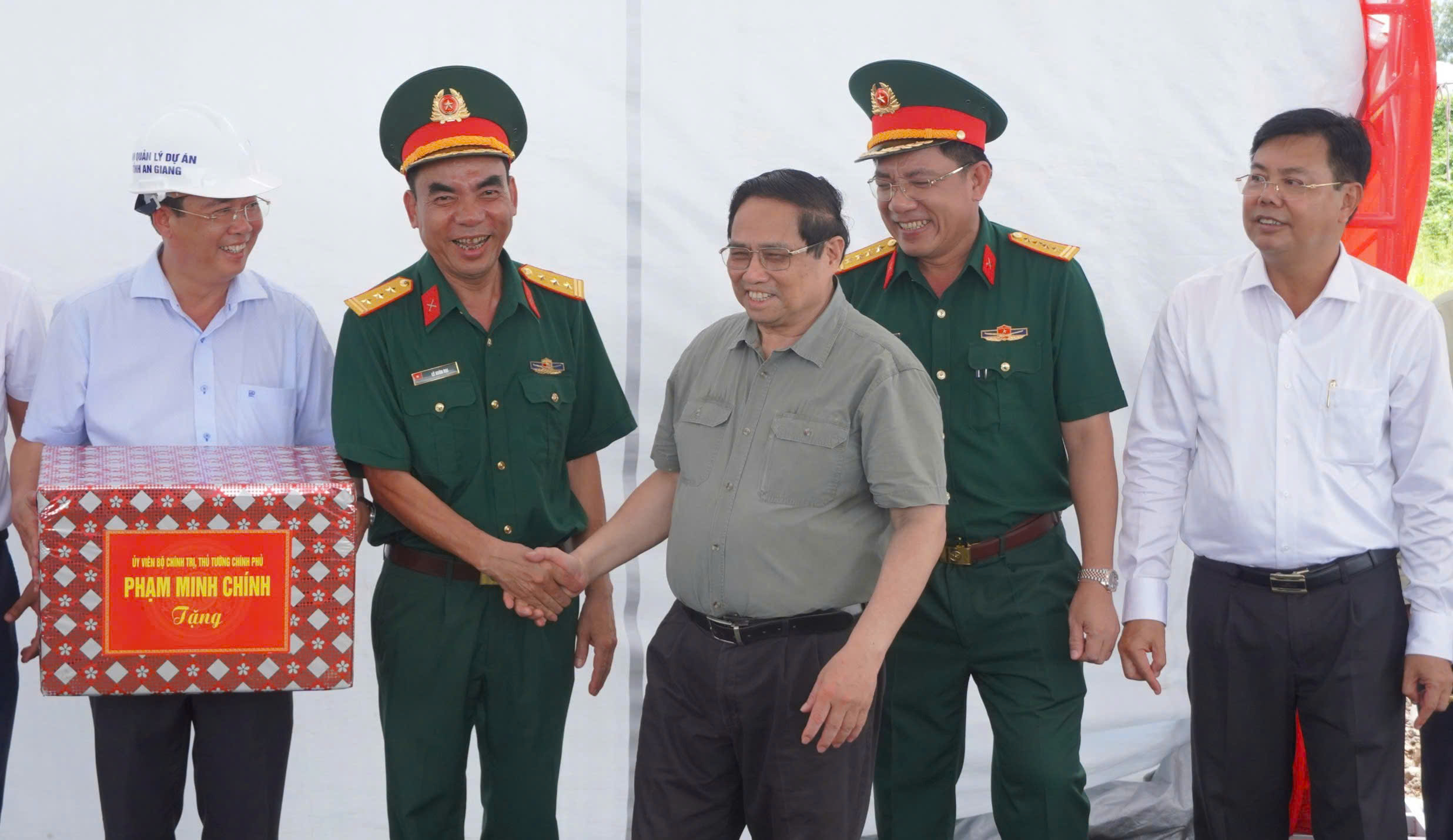 Thủ tướng: Thông xe cao tốc Châu Đốc - Cần Thơ - Sóc Trăng tạo không gian phát triển mới- Ảnh 4. Thủ tướng: Thông xe cao tốc Châu Đốc - Cần Thơ - Sóc Trăng tạo không gian phát triển mới- Ảnh 4.