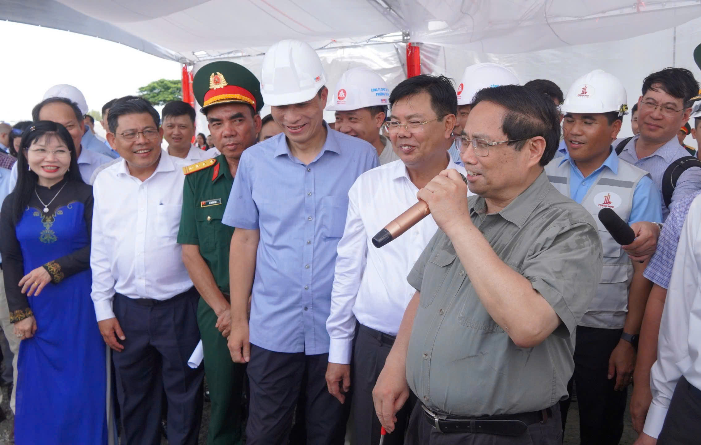 Thủ tướng: Thông xe cao tốc Châu Đốc - Cần Thơ - Sóc Trăng tạo không gian phát triển mới- Ảnh 7. Thủ tướng: Thông xe cao tốc Châu Đốc - Cần Thơ - Sóc Trăng tạo không gian phát triển mới- Ảnh 7.