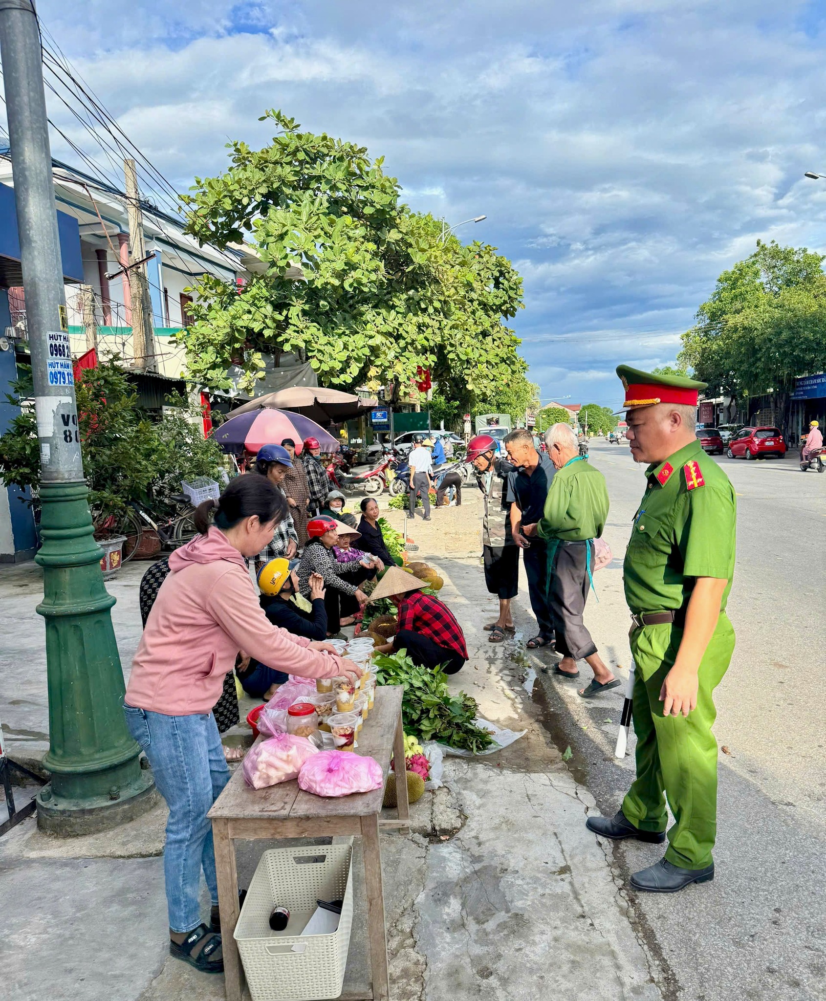 Chợ tr&agrave;n ra đường g&acirc;y mất ATGT: H&agrave; Tĩnh đồng loạt ra qu&acirc;n chấn chỉnh- Ảnh 1.