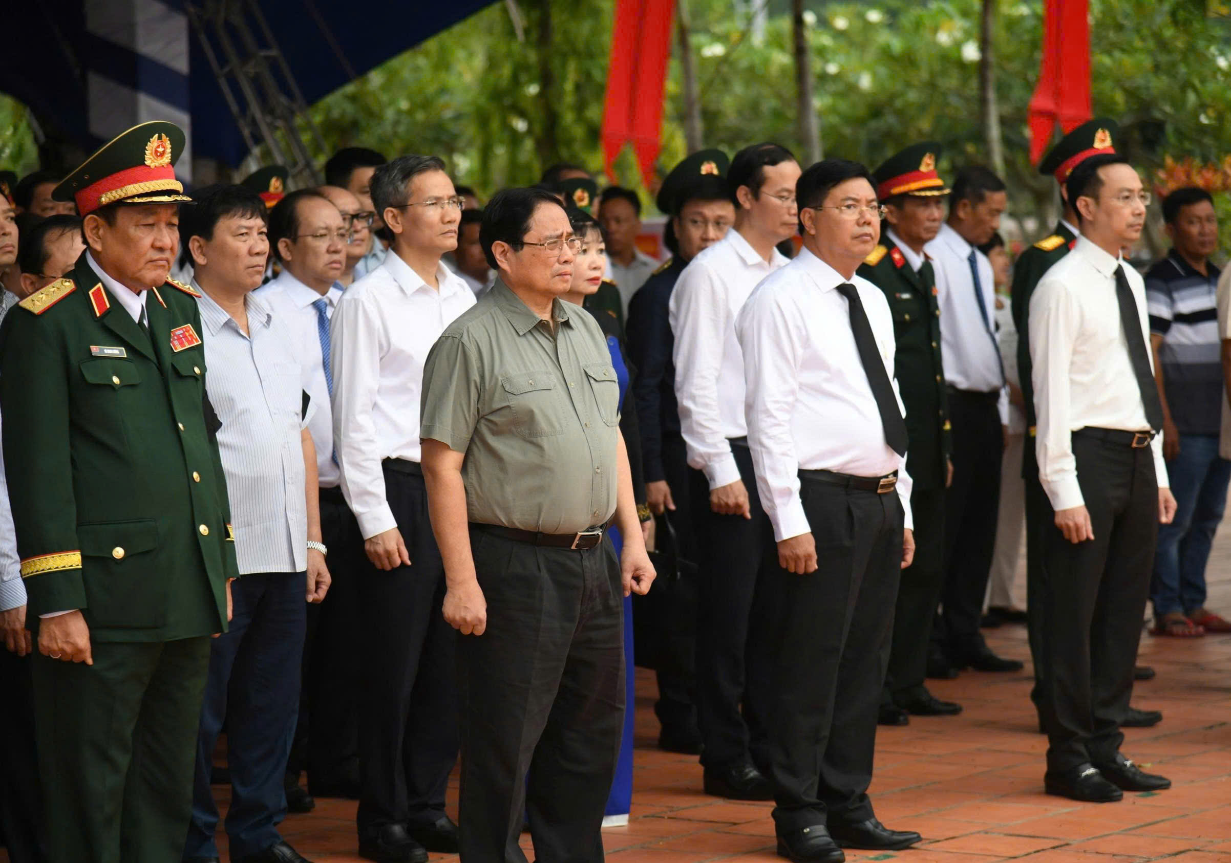 Thủ tướng Phạm Minh Ch&iacute;nh dự lễ truy điệu, an t&aacute;ng h&agrave;i cốt liệt sĩ tại An Giang- Ảnh 1.