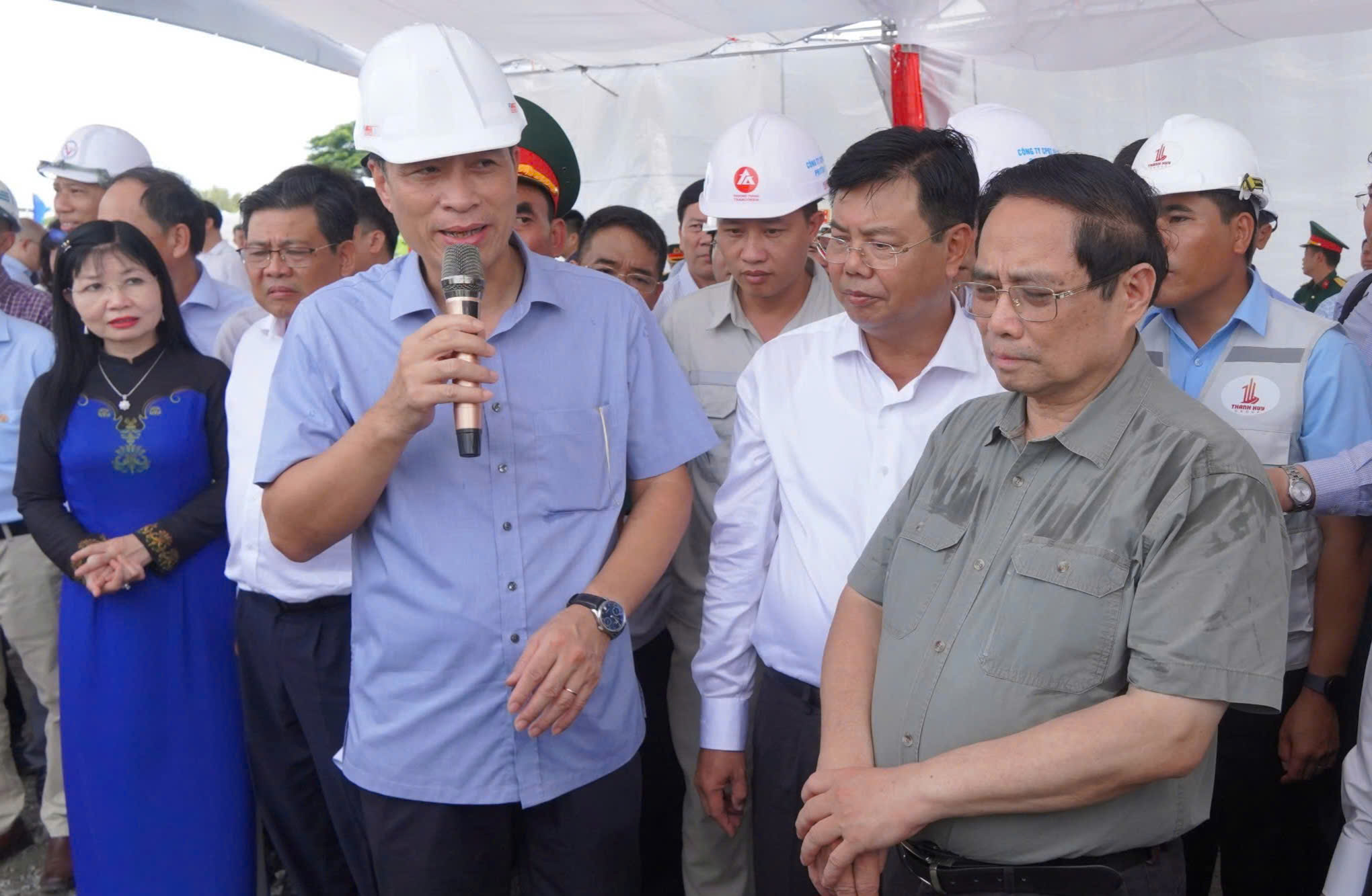 Thủ tướng: Thông xe cao tốc Châu Đốc - Cần Thơ - Sóc Trăng tạo không gian phát triển mới- Ảnh 8. Thủ tướng: Thông xe cao tốc Châu Đốc - Cần Thơ - Sóc Trăng tạo không gian phát triển mới- Ảnh 8.