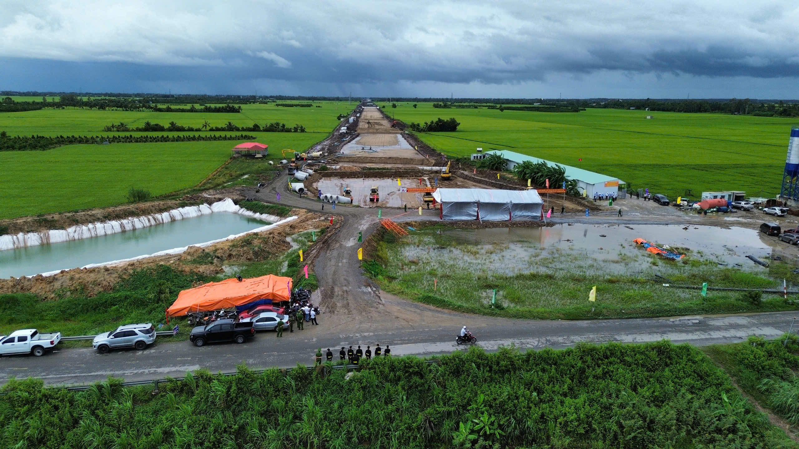 Thủ tướng: Thông xe cao tốc Châu Đốc - Cần Thơ - Sóc Trăng tạo không gian phát triển mới- Ảnh 1. Thủ tướng: Thông xe cao tốc Châu Đốc - Cần Thơ - Sóc Trăng tạo không gian phát triển mới- Ảnh 1.