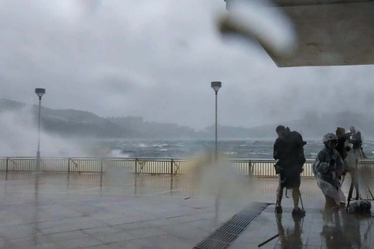 Bộ Xây dựng ra Công điện khẩn ứng phó bão số 3: Ưu tiên đảm bảo an toàn cho người dân- Ảnh 1. Bộ Xây dựng ra Công điện khẩn ứng phó bão số 3: Ưu tiên đảm bảo an toàn cho người dân- Ảnh 1.