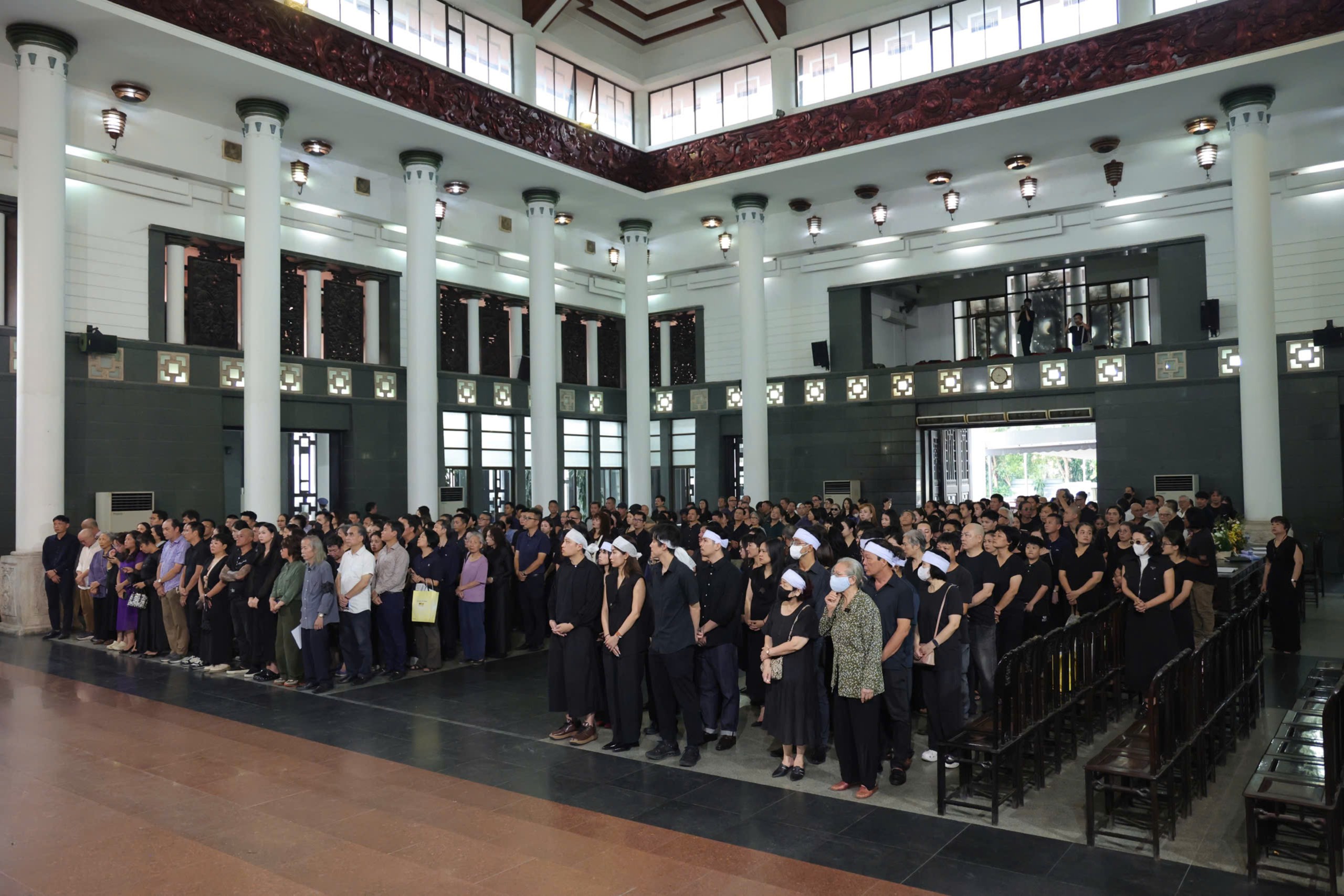 Gia đ&igrave;nh, đồng nghiệp tiễn biệt họa sĩ t&agrave;i hoa L&ecirc; Thiết Cương- Ảnh 2.