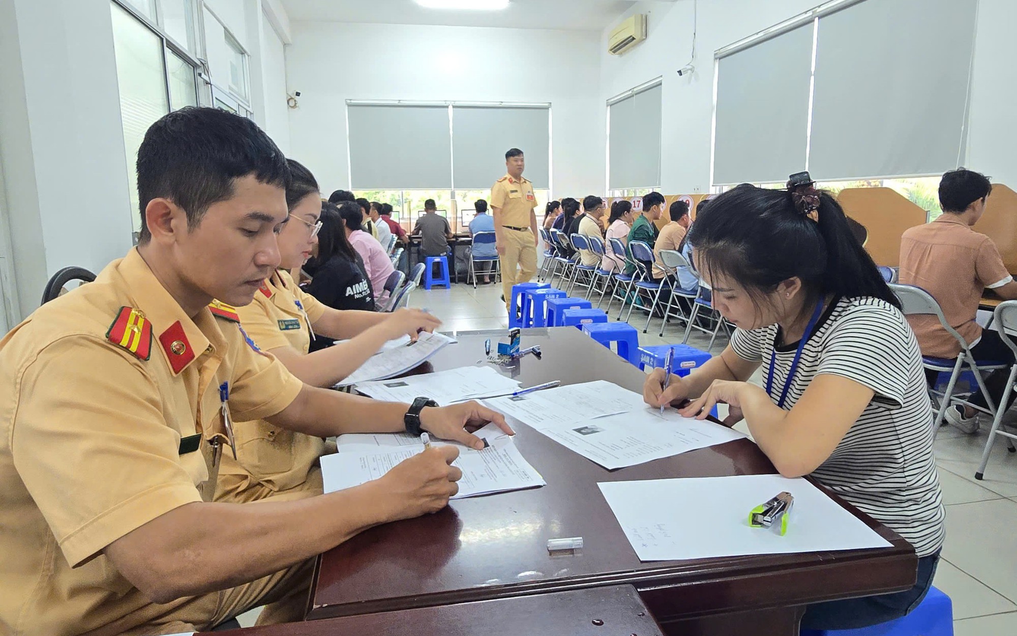 TP.HCM tổ chức thi sát hạch lái xe xuyên đêm cho người dân- Ảnh 11. TP.HCM tăng tốc sát hạch cấp giấy phép lái xe, giải quyết 60.000 hồ sơ tồn đọng