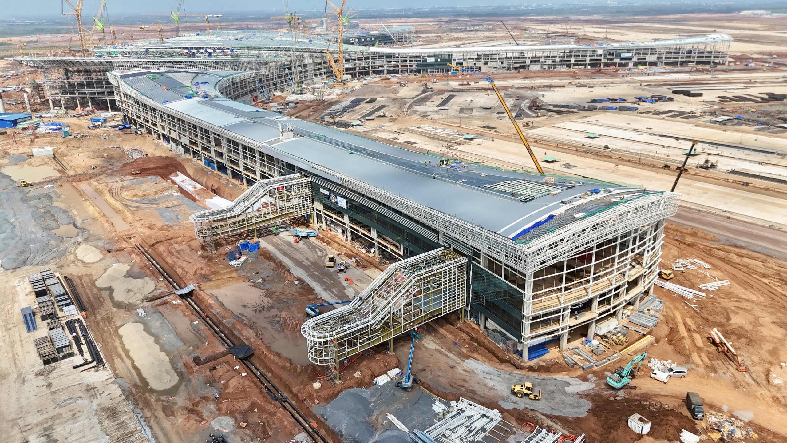 Những bữa cơm, giấc ngủ vội giữa đại c&ocirc;ng trường s&acirc;n bay Long Th&agrave;nh- Ảnh 1.