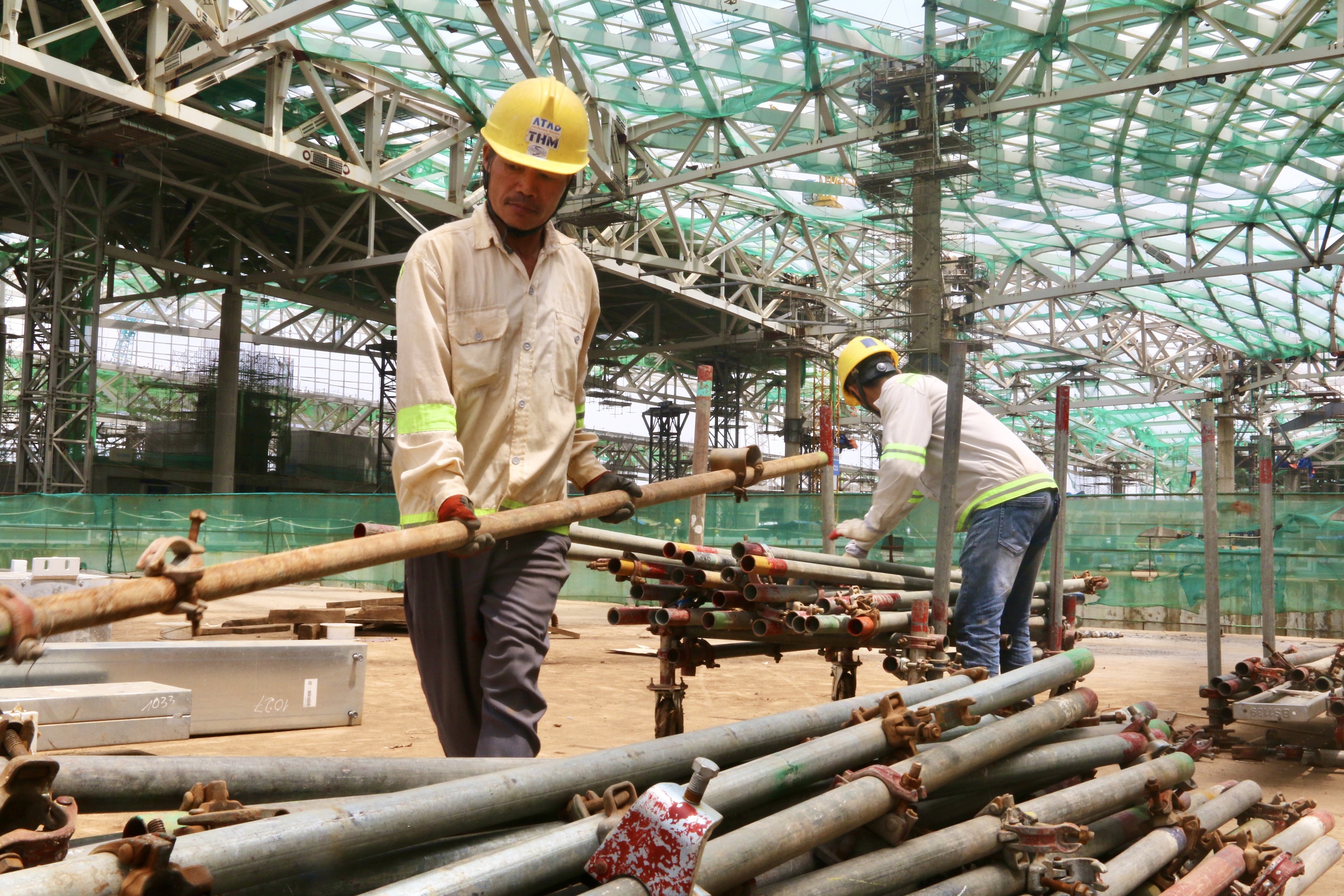 Những bữa cơm, giấc ngủ vội giữa đại c&ocirc;ng trường s&acirc;n bay Long Th&agrave;nh- Ảnh 2.