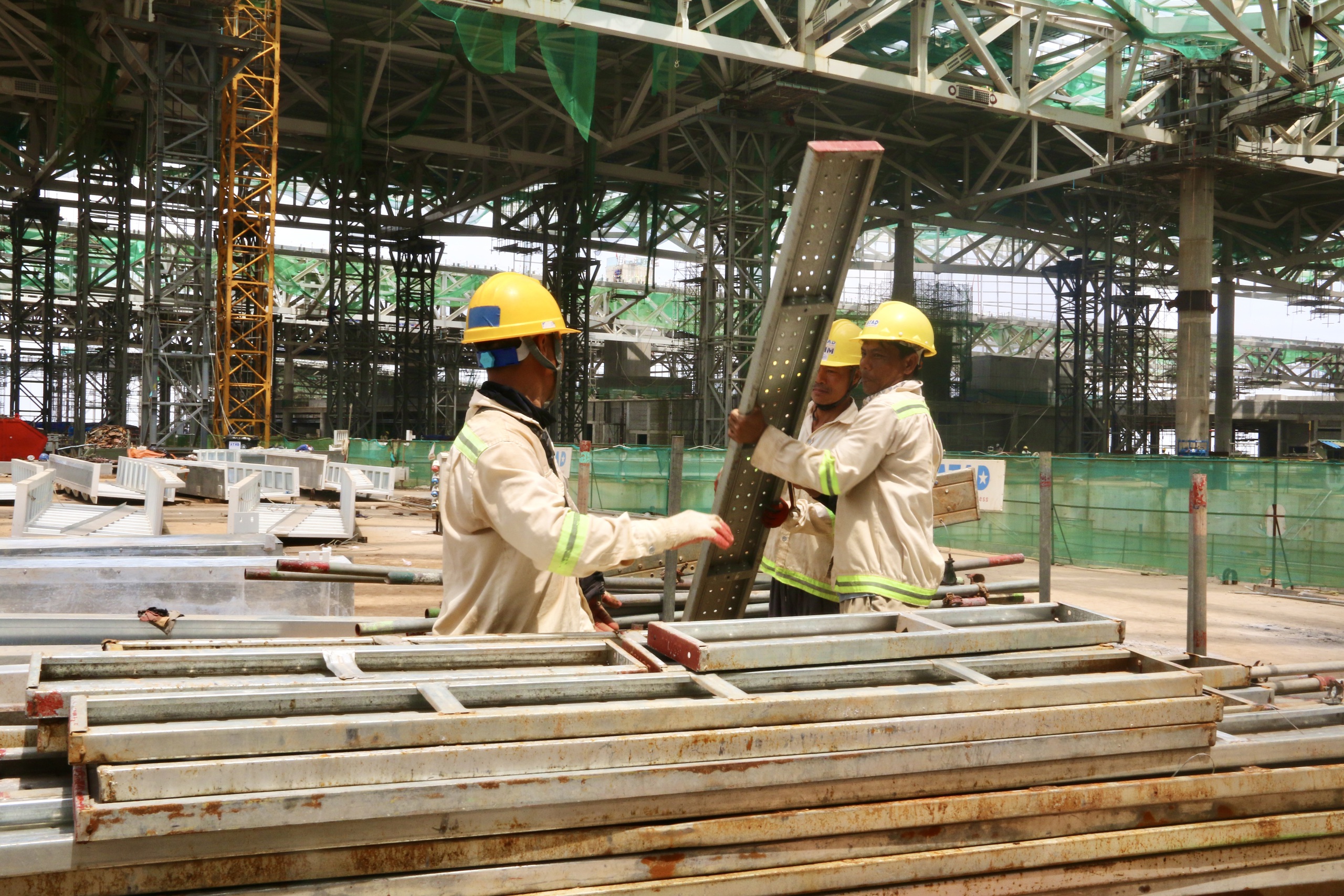 Những bữa cơm, giấc ngủ vội giữa đại c&ocirc;ng trường s&acirc;n bay Long Th&agrave;nh- Ảnh 16.