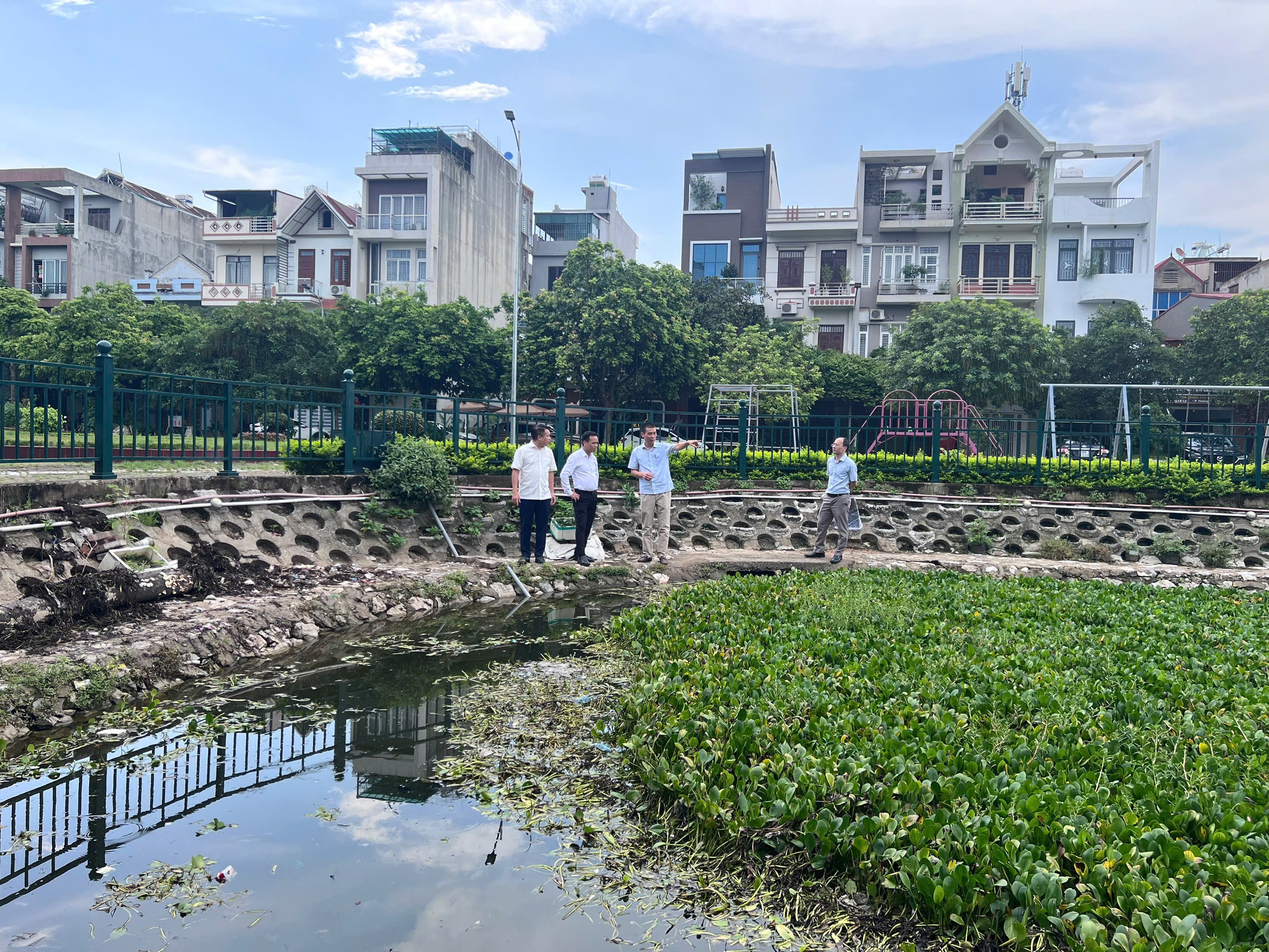 Đường phố "cứ mưa là ngập", Bắc Ninh giải quyết thế nào?- Ảnh 4. Đường phố "cứ mưa là ngập", Bắc Ninh giải quyết thế nào?- Ảnh 4.