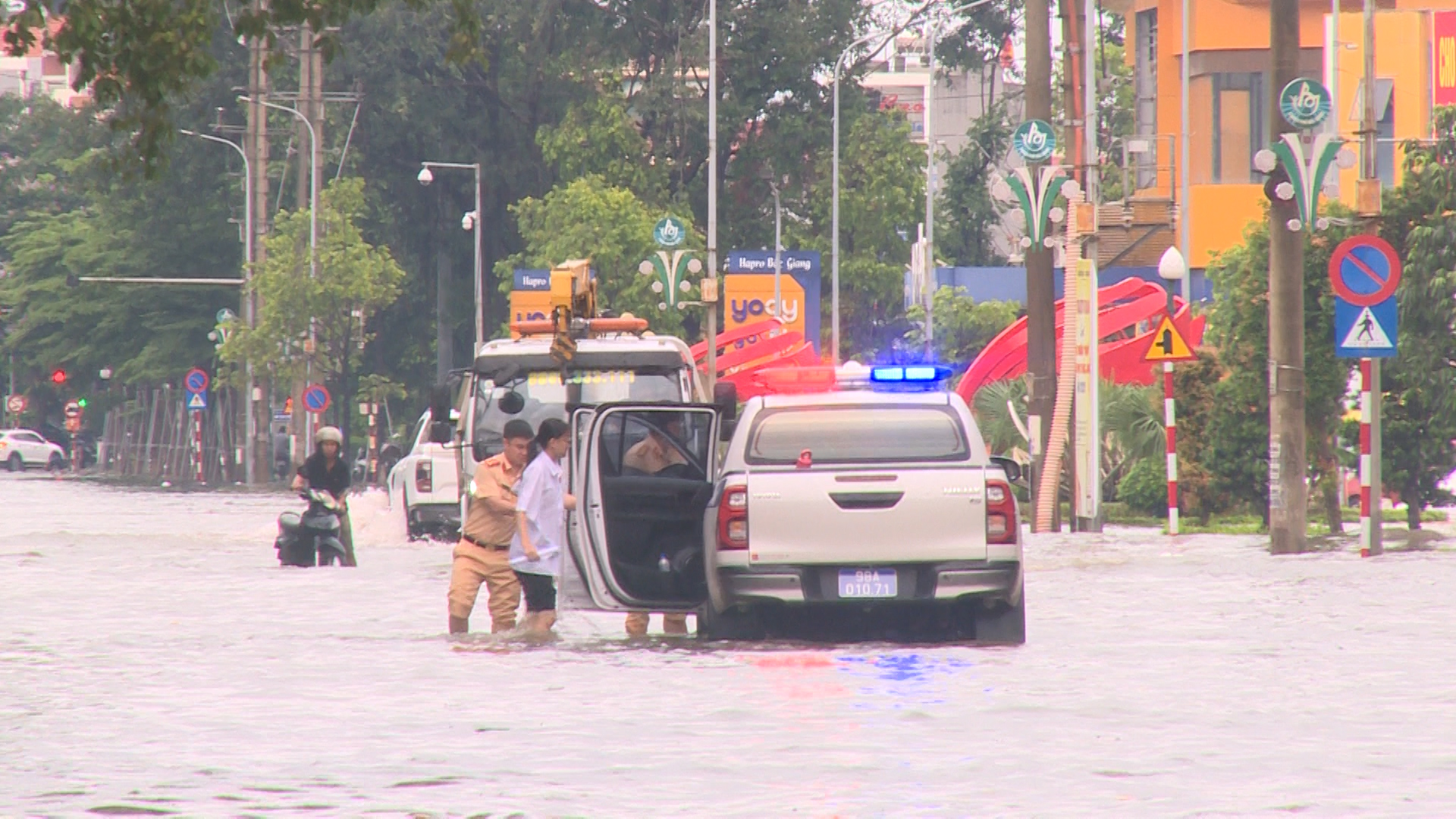 Đường phố "cứ mưa là ngập", Bắc Ninh giải quyết thế nào?- Ảnh 1. Đường phố "cứ mưa là ngập", Bắc Ninh giải quyết thế nào?- Ảnh 1.