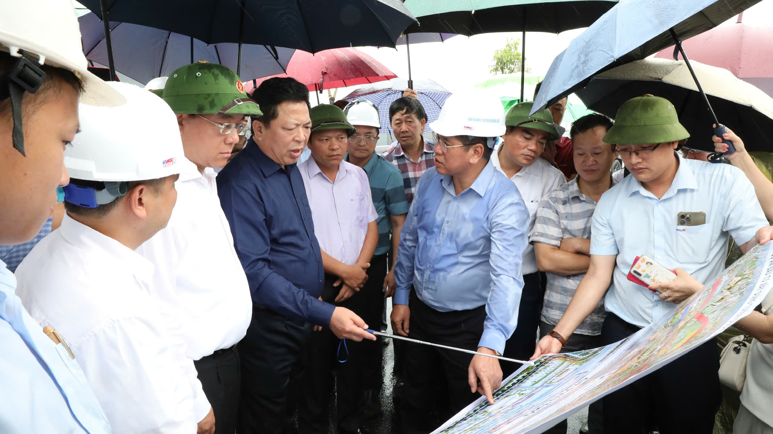 Bộ trưởng Trần Hồng Minh kiểm tra tuyến dự &aacute;n đường sắt L&agrave;o Cai - H&agrave; Nội - Hải Ph&ograve;ng- Ảnh 2.